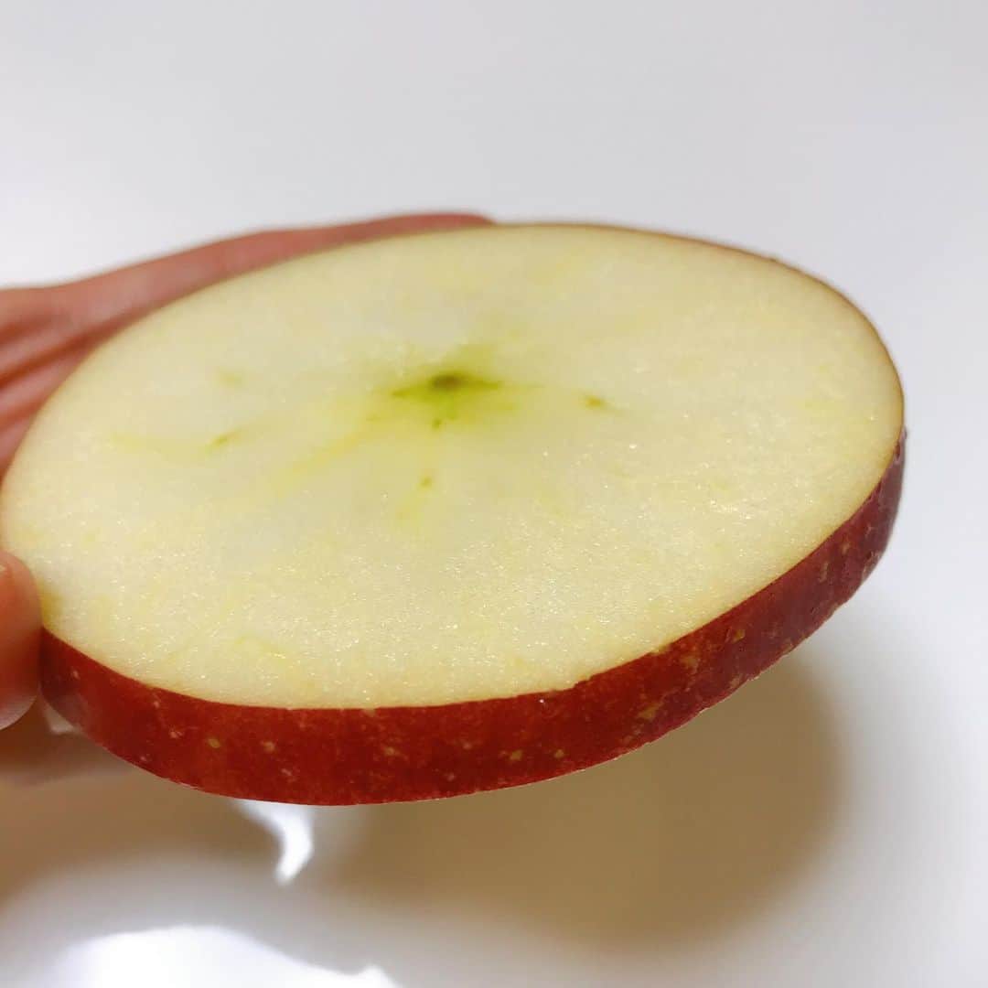 高橋春花さんのインスタグラム写真 - (高橋春花Instagram)「林修の今でしょ講座 ちょうどリンゴ食べようとしてたし めちゃくちゃ勉強になりました！ りんごの切り方これがいいそうです🤭 皮ごと食べるんですって。 リンゴ1つ15秒ぐらいで剥けた。 剥いてないけど。笑 #リンゴ#剥き方 #輪切り #これなら毎日食べられる #イチオシ #高橋春花#HTB」10月22日 20時55分 - htb_takahashiharuka