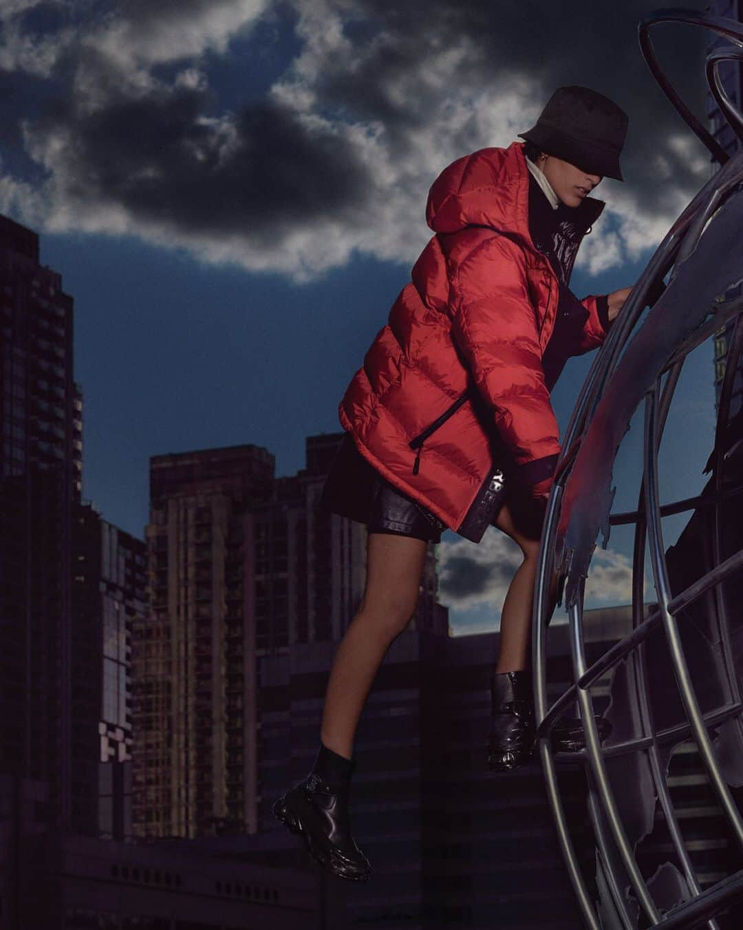 Burberryさんのインスタグラム写真 - (BurberryInstagram)「The outerwear update . The classic puffer jacket – an enduring icon, reimagined by #RiccardoTisci. A bold silhouette in house red accentuated with an oversized hood, reminiscent of 90s streetwear first seen by #RiccardoTisci on the street of London, whilst studying in the city.  #BuberryGeneration #ThomasBurberryMonogram #TBRT」10月22日 20時56分 - burberry