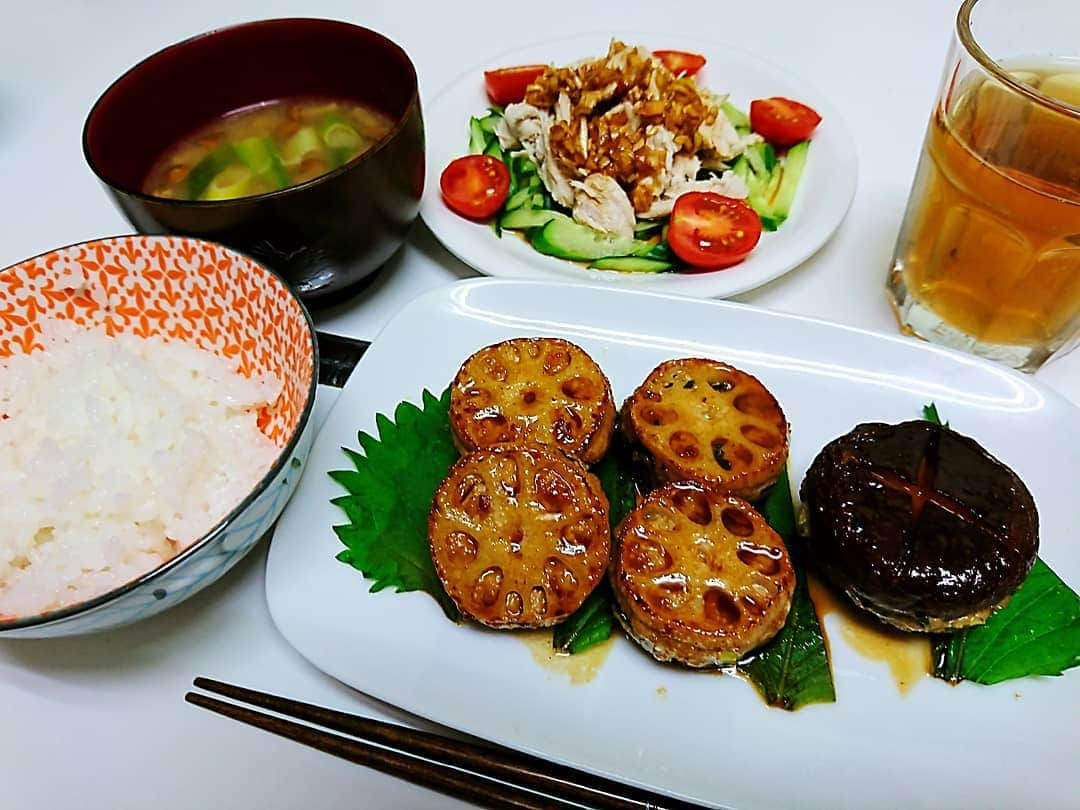 阪本麻美のインスタグラム：「今日の晩御飯！！ ☆れんこん肉詰め ☆椎茸肉詰め ☆棒々鶏 ☆なめこ汁  食欲旺盛!! 体重増加注意っっ。。。 人生初体重にビクビクする毎日!! #今日の晩御飯 #晩御飯 #晩御飯記録  #自炊  #自炊記録  #れんこん肉詰め #椎茸肉詰め  #棒々鶏 #なめこ汁  #食欲旺盛  #体重増加注意  #人生初体重  #ビクビクする毎日」