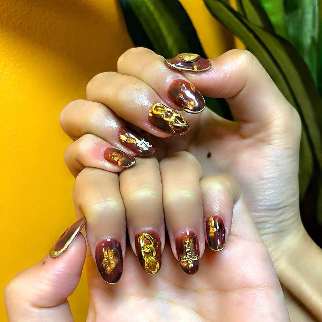 薬丸玲美さんのインスタグラム写真 - (薬丸玲美Instagram)「. 【My Nails】 . 半年ぶりにネイルしたよ✨ 玲美にしては珍しいブラウン×ゴールド ベッコウ風のデザイン  秋だね🍂  お友達が趣味でネイルしていて 上手だなと思っていつも見ていて 「やって欲しい！」と連絡したら翌日にやってくれたの🥺💕 あいりーんありがとう❤️ @watashi_no_nail622  ネイリストになれば良いのにってレベル🥰 . #nail #秋ネイル #reminail #れみねいる」10月22日 21時07分 - remi_yakumaru