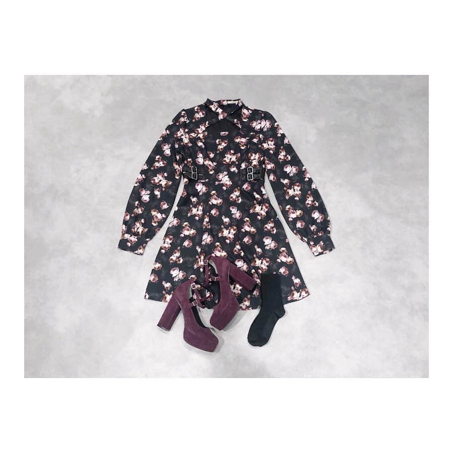 のインスタグラム：「10.22 update... #EATME #OCTOBER #NEW #ITEM #🌹 パンプス➡︎発売中 ワンピース➡︎10.25発売予定 ソックス➡︎参考商品 . TOP画面のURLからEATME WEB  STOREをCHECK💁🏻‍♀️ @eatme_japan . real rose printワンピース（ #ONEPIECE ） ¥13,000（＋tax） COLOR🎨:BLK.PNK.PPL SIZE📐:S.M . クロスストラップパンプス（ #PUMPS ） ¥13,000（+tax） COLOR🎨:PPL.BLU.BLK SIZE📐:S（22.5cm) M（23.5cm）、L（24.5cm） . #EATME_STYLING #eatmejapan #イートミー #fetishmode #2019aweatme #VINTAGEAFTERNOONTEA #益若つばさ #tsubasamasuwaka #fashion #japan #tokyo #harajuku #osaka #umeda #原宿 #大阪 #梅田エスト #instagood #like4like」