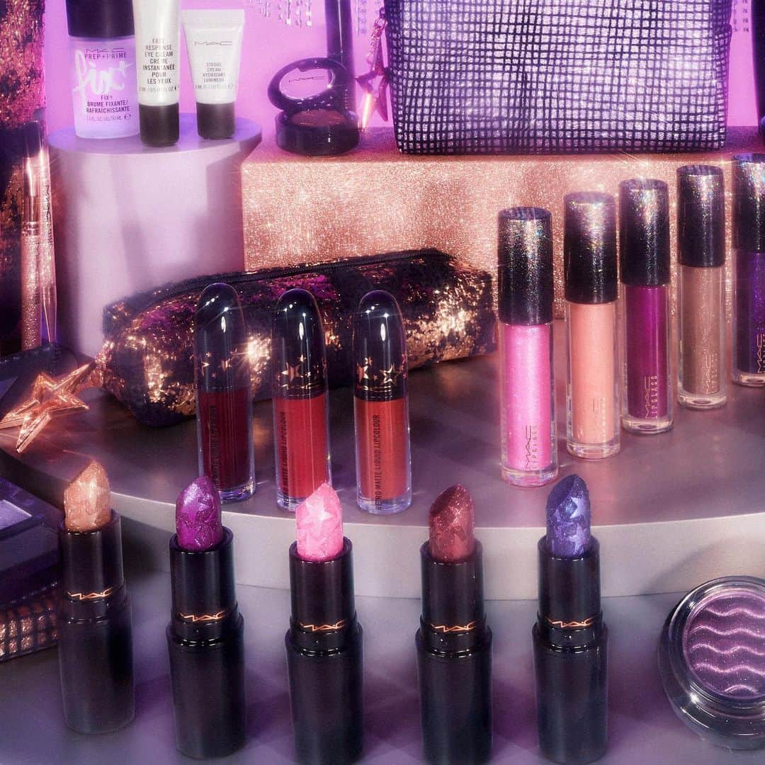 M∙A∙C Cosmetics Japanのインスタグラム：「ㅤ 【明日オンライン先行発売】 M·A·Cの今年のホリデーのテーマは、光り輝く星🌟 あなたの輝く星を見せて！ コレクションはスワイプしてチェック👉 ㅤ スポットライトを浴びて、喝采を浴びて！ ホリデーシーズンは、あなたが輝く時✨ ㅤ ㅤ *10/23(水) 公式オンライン先行発売 *10/25(金) 全国発売 ㅤ #MACHoliday #MACクリスマスコフレ2019 ㅤ ㅤ ㅤ ㅤ ㅤ #MACCosmeticsJapan #MACコスメ #MACCosmetics #コスメ #メイク #ホリデー #コフレ #クリスマスコフレ #クリスマスコフレ2019 #ホリデーシーズン #クリスマスプレゼント #メイク動画 #コスメ好き #メイクアップ #ホリデーコフレ #コスメ購入品 #makeup #cosme #cosmetics #holiday #holidaymakeup #holiday #holidays #holiday2019」