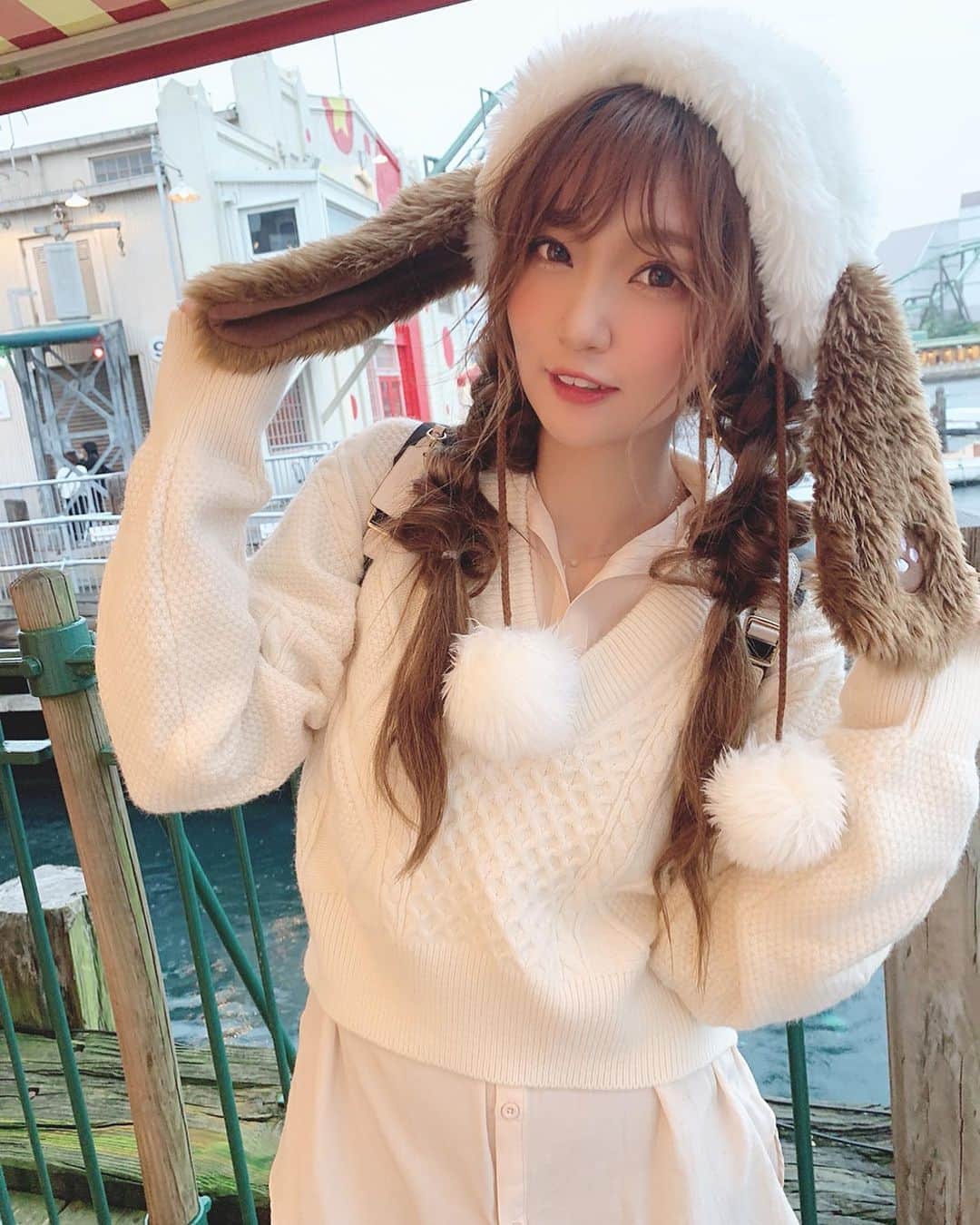 いっちゃん/嶋津 いつみのインスタグラム：「. . 昨日、久しぶりにUSJに行ってきましたた🌏✨ . . . . ただね…人がいっぱいで駐車場は満車やし 雨でゾンビはおらんし テンション下がるし 散々な感じでした😭🙏🏻💦 . . . . 絶対近いうちにリベンジする😤❤️ . . . . バックリボンの白ニットは @17kg_official  のです💓 . . . . . #関西  #関西サロモ  #サロンモデル #サロモ #いっちゃん  #フリーモデル #関西モデル  #あざといっちゃん #かわいっちゃん #いっちゃんコーデ #ブライダルモデル #アレンジモデル #ヘアカラー  #ヘアアレンジ #ootd . . .」