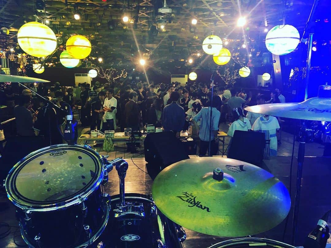 吉澤響のインスタグラム：「今日は味園ユニバースでラブリーサマーちゃんのライブでした。 1枚目：アイドルが物販してる間に我々はセッティングというアイドル文化。 2枚目：居酒屋新幹線」