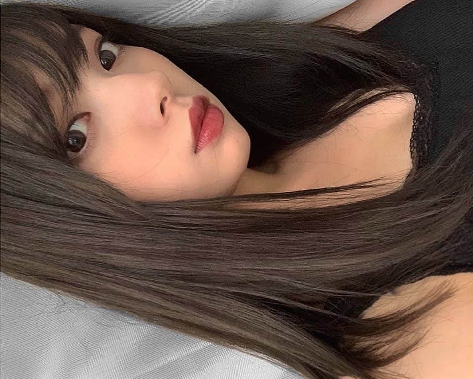 のインスタグラム：「静電気でボサボサしてる☺︎ 髪の毛伸びたなあ👼🏻❤︎」