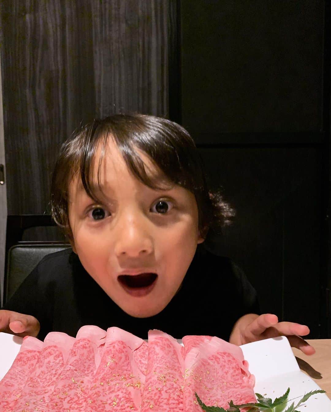 新井ニーニャさんのインスタグラム写真 - (新井ニーニャInstagram)「🌹﻿ ﻿ ﻿ 𝙏𝙎𝙐𝙈𝘼𝘽𝙄𝙍𝘼 🥩🍻﻿ ふたたび〜❤️﻿ ﻿ ﻿ ﻿ 新宿にある高級な牛さんを使ったお店🐄﻿ 一ニと書いて、つまびらと読みます😽﻿ @tsumabira_shinjuku﻿ ﻿ しゃぶしゃぶはこの間食べたので﻿ 今回はすき焼きにしました🥚🥩﻿ ﻿ ﻿ 子供たちの為に、大きいお肉を﻿ 見せて頂けて感激❤️﻿ 相変わらずトロトロでふわふわで﻿ 1枚が大きくてとろけて﻿ それ以上言うことなし、最高😹❤️﻿ ﻿ 子供たちがいるので16時〜予約したんだけど﻿ 早くからオープンしてるのも﻿ 私的にポイント高いです🥺💕﻿ ﻿ 旦那さんはダイエッターなので﻿ 私は少しだけ、ビールを🍺🙊💓﻿ もちろんここに来たら、最高級ビールの﻿ マスターズドリームでしょっ🤩❤️﻿ ﻿ ﻿ ﻿ ﻿ ﻿ #ににゃめし﻿ ﻿ #つまびら #しゃぶ匠一ニ #新宿 #松坂牛 #新宿一ニ #一ニ #tsumabira #新宿グルメ #高級しゃぶしゃぶ #新宿しゃぶしゃぶ #全室個室 #金粉肉 #A5黒毛和牛  #山形牛 #霜降り肉 #女子会 #しゃぶしゃぶ #グルメ #おいしいもの好き #ワイン #マスターズドリーム  #ビール女子 #ビール #グルメ好きな人と繋がりたい #グルメ女子 #グルメ巡り #肉食女子」10月22日 21時06分 - 22nina77