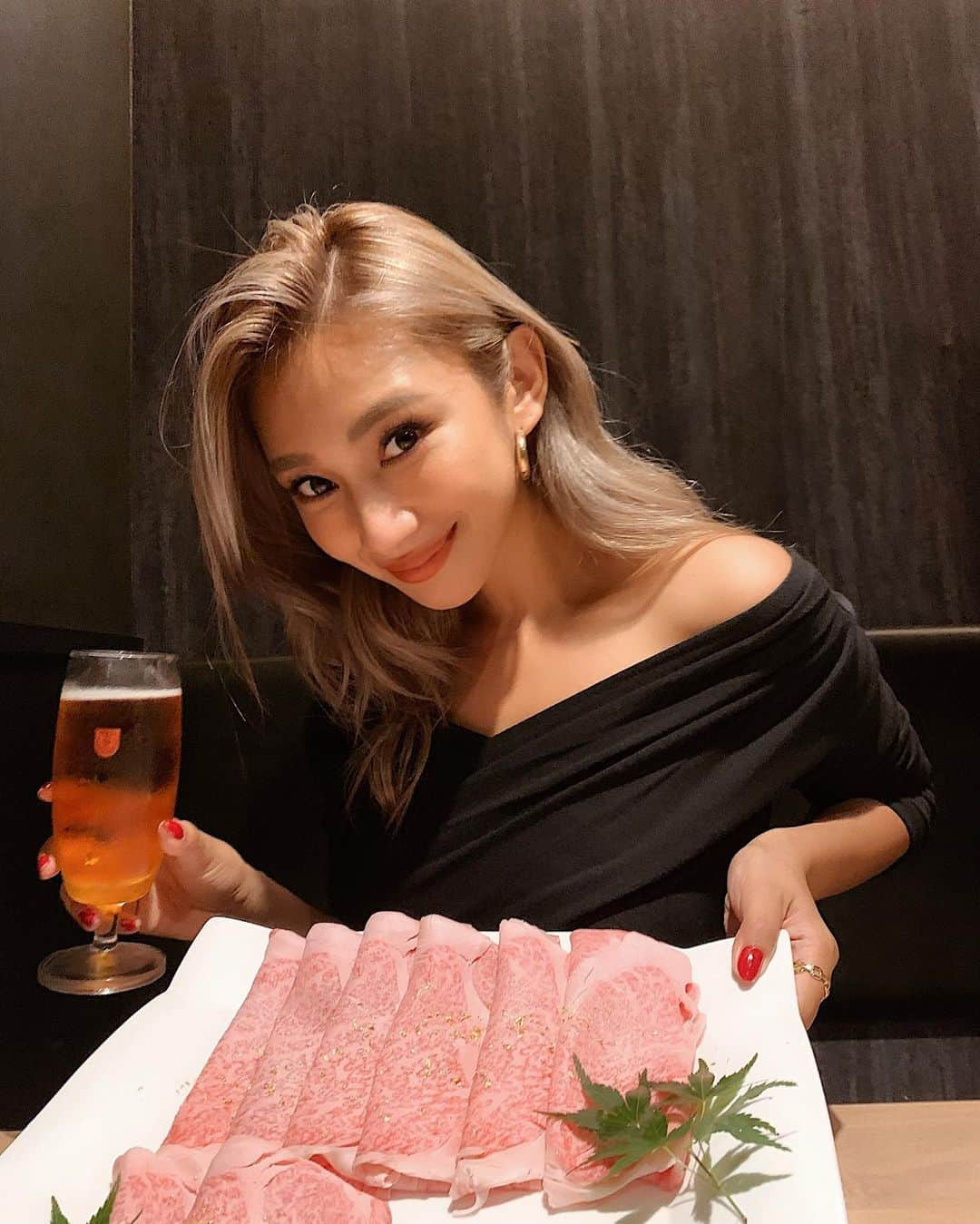 新井ニーニャさんのインスタグラム写真 - (新井ニーニャInstagram)「🌹﻿ ﻿ ﻿ 𝙏𝙎𝙐𝙈𝘼𝘽𝙄𝙍𝘼 🥩🍻﻿ ふたたび〜❤️﻿ ﻿ ﻿ ﻿ 新宿にある高級な牛さんを使ったお店🐄﻿ 一ニと書いて、つまびらと読みます😽﻿ @tsumabira_shinjuku﻿ ﻿ しゃぶしゃぶはこの間食べたので﻿ 今回はすき焼きにしました🥚🥩﻿ ﻿ ﻿ 子供たちの為に、大きいお肉を﻿ 見せて頂けて感激❤️﻿ 相変わらずトロトロでふわふわで﻿ 1枚が大きくてとろけて﻿ それ以上言うことなし、最高😹❤️﻿ ﻿ 子供たちがいるので16時〜予約したんだけど﻿ 早くからオープンしてるのも﻿ 私的にポイント高いです🥺💕﻿ ﻿ 旦那さんはダイエッターなので﻿ 私は少しだけ、ビールを🍺🙊💓﻿ もちろんここに来たら、最高級ビールの﻿ マスターズドリームでしょっ🤩❤️﻿ ﻿ ﻿ ﻿ ﻿ ﻿ #ににゃめし﻿ ﻿ #つまびら #しゃぶ匠一ニ #新宿 #松坂牛 #新宿一ニ #一ニ #tsumabira #新宿グルメ #高級しゃぶしゃぶ #新宿しゃぶしゃぶ #全室個室 #金粉肉 #A5黒毛和牛  #山形牛 #霜降り肉 #女子会 #しゃぶしゃぶ #グルメ #おいしいもの好き #ワイン #マスターズドリーム  #ビール女子 #ビール #グルメ好きな人と繋がりたい #グルメ女子 #グルメ巡り #肉食女子」10月22日 21時06分 - 22nina77