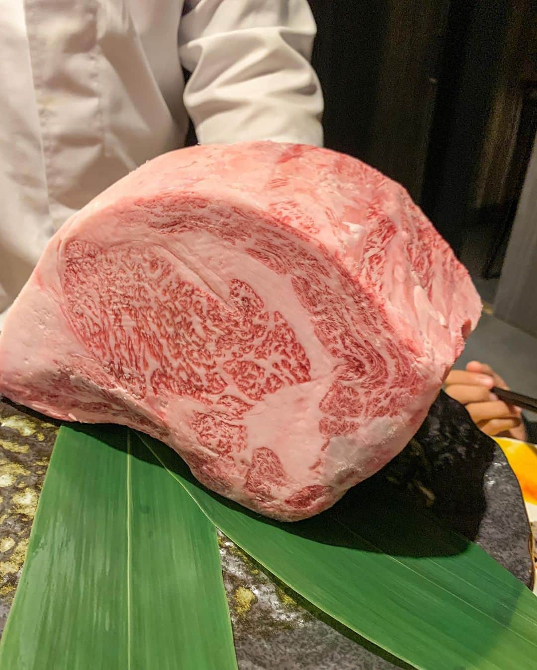 新井ニーニャさんのインスタグラム写真 - (新井ニーニャInstagram)「🌹﻿ ﻿ ﻿ 𝙏𝙎𝙐𝙈𝘼𝘽𝙄𝙍𝘼 🥩🍻﻿ ふたたび〜❤️﻿ ﻿ ﻿ ﻿ 新宿にある高級な牛さんを使ったお店🐄﻿ 一ニと書いて、つまびらと読みます😽﻿ @tsumabira_shinjuku﻿ ﻿ しゃぶしゃぶはこの間食べたので﻿ 今回はすき焼きにしました🥚🥩﻿ ﻿ ﻿ 子供たちの為に、大きいお肉を﻿ 見せて頂けて感激❤️﻿ 相変わらずトロトロでふわふわで﻿ 1枚が大きくてとろけて﻿ それ以上言うことなし、最高😹❤️﻿ ﻿ 子供たちがいるので16時〜予約したんだけど﻿ 早くからオープンしてるのも﻿ 私的にポイント高いです🥺💕﻿ ﻿ 旦那さんはダイエッターなので﻿ 私は少しだけ、ビールを🍺🙊💓﻿ もちろんここに来たら、最高級ビールの﻿ マスターズドリームでしょっ🤩❤️﻿ ﻿ ﻿ ﻿ ﻿ ﻿ #ににゃめし﻿ ﻿ #つまびら #しゃぶ匠一ニ #新宿 #松坂牛 #新宿一ニ #一ニ #tsumabira #新宿グルメ #高級しゃぶしゃぶ #新宿しゃぶしゃぶ #全室個室 #金粉肉 #A5黒毛和牛  #山形牛 #霜降り肉 #女子会 #しゃぶしゃぶ #グルメ #おいしいもの好き #ワイン #マスターズドリーム  #ビール女子 #ビール #グルメ好きな人と繋がりたい #グルメ女子 #グルメ巡り #肉食女子」10月22日 21時06分 - 22nina77