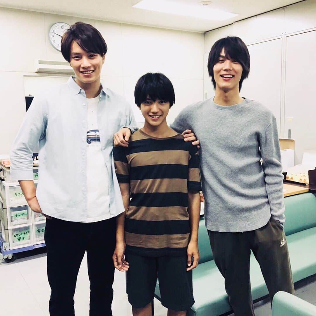 【公式】G線上のあなたと私のインスタグラム：「_﻿ 第2話放送まで、あと45分🥺﻿ ﻿ 令和の #最強兄弟 こと、﻿ #加瀬ブラザーズ の3人がカウントダウン🤩✨﻿ ﻿ 3人が揃った唯一の日！﻿ どのシーンを撮影したかはO.Aで😏💛﻿ 第2話も内容盛りだくさんでお届けします🙌🏻﻿ ﻿ #中川大志　#鈴木伸之　#荒木飛羽﻿ #G線上のあなたと私﻿ #もうすぐ第2話放送﻿ #tbs」