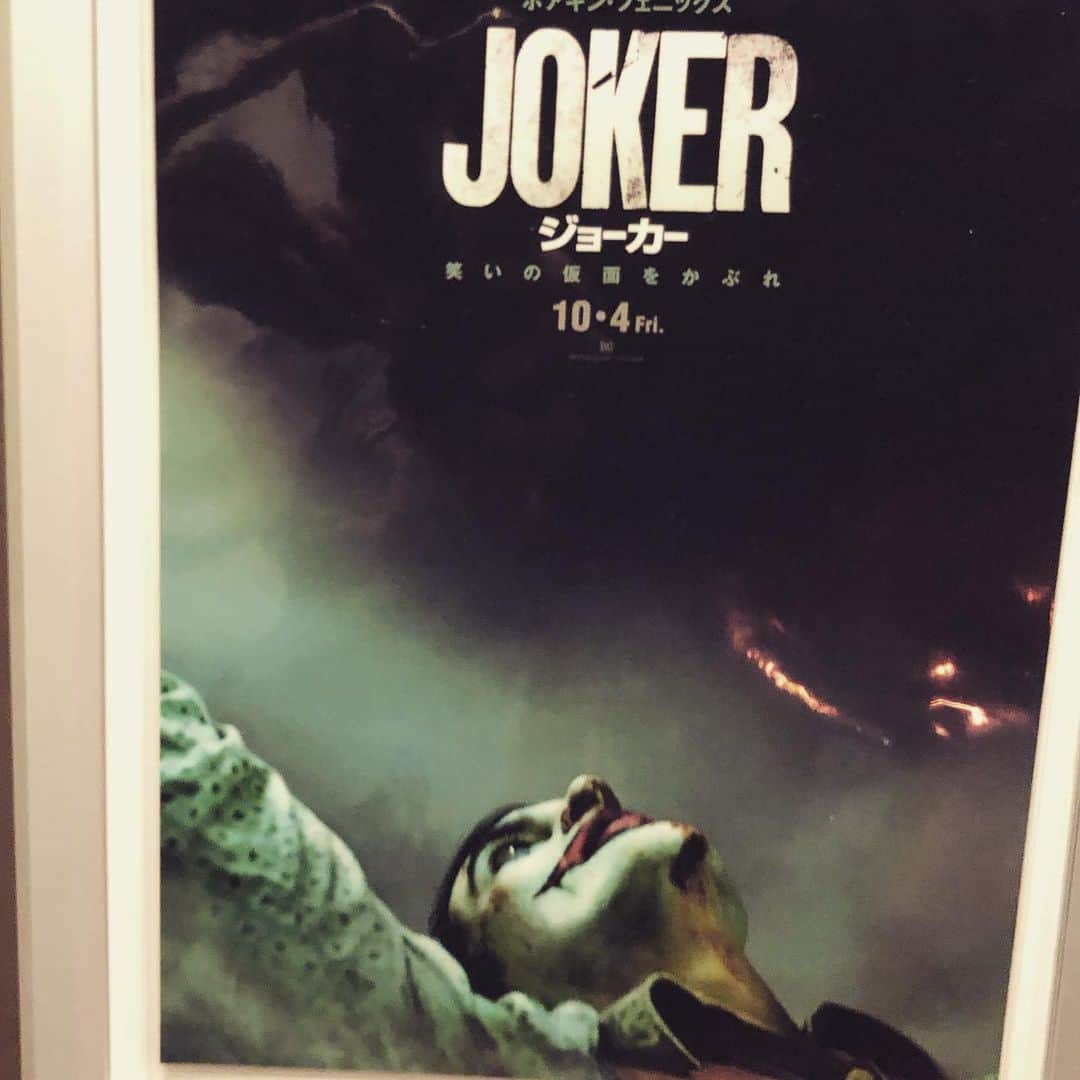 オカノアキラのインスタグラム：「遅ればせながら話題の「JOKER」を家族３人（家族で見にいく映画なんやろうか？）特に娘（17才）が一番見に行きたがってたので見て来ました。見終わったあと娘が「ものすごく良かった。最近に見たライオンキングなんかより全然良かった」半ば放心状態で言ってて大丈夫なんやろうか？と一抹の不安を抱える父親なのでした。　#joker #ジョーカー #感動した #大好きな時代感 #変なダンス #娘大丈夫か #white room #映画館快適すぎた🐻💕🎬」