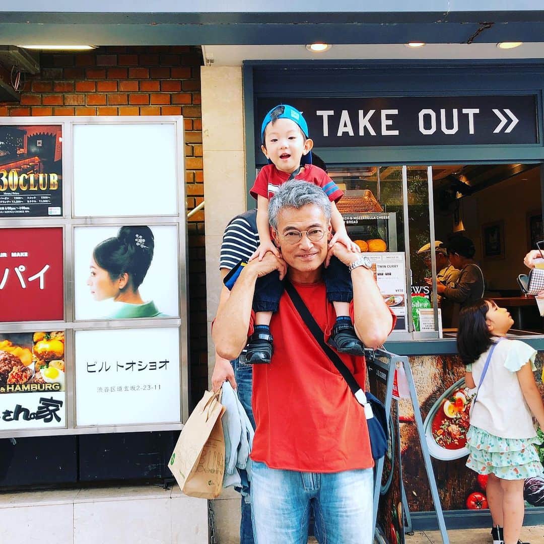 原日出子さんのインスタグラム写真 - (原日出子Instagram)「我が家の 週末ダイジェスト その1。 土曜日は 渋谷音楽祭へ。 娘がバンドゲストで歌うブースへ 家族総動員で応援に行きました💖 お天気も良くてよかった❣️ #渋谷音楽祭 #家族でお散歩 #じーじの肩車 #カレーパン #スッピン伊達メガネ」10月22日 21時09分 - hara_hideko
