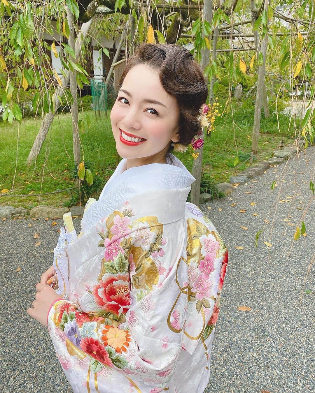 黒田真友香さんのインスタグラム写真 黒田真友香instagram 昨日のウェディングドレスの投稿が好評で嬉しい 今回は和装バージョン 髪型は大正ロマンを彷彿とさせる フィンガーウェーブという髪型 今まではドレス一択 って思ってたけど 和装する度に