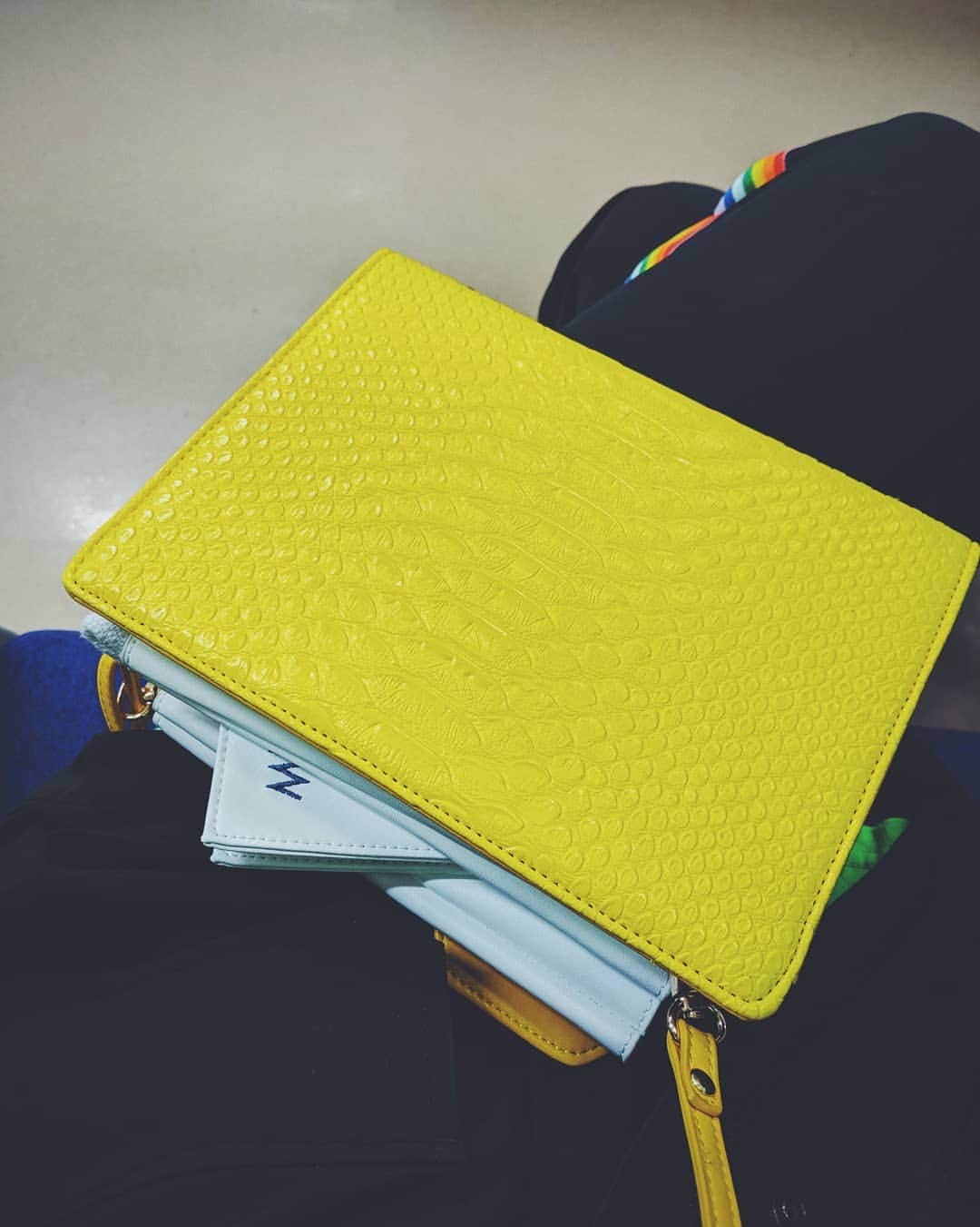 草野絵美さんのインスタグラム写真 - (草野絵美Instagram)「My 📁 purse is so adorable 🤖❣️ フォルダアイコンバッグかわいくないですかぁ😭📁🧩✨ #studiocult #internet」10月22日 21時33分 - emiksn