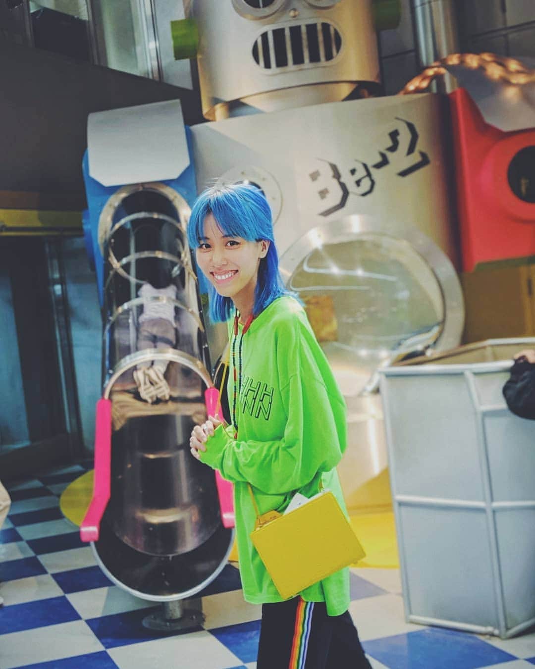 草野絵美のインスタグラム：「My 📁 purse is so adorable 🤖❣️ フォルダアイコンバッグかわいくないですかぁ😭📁🧩✨ #studiocult #internet」