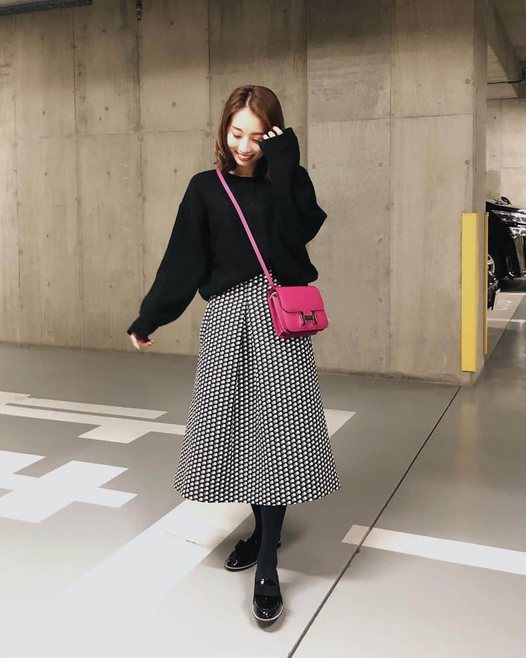 冨張愛さんのインスタグラム写真 - (冨張愛Instagram)「ootd♡ スタジオとテレビ局にいた1日でした☺︎ モノトーンに ピンク差し色💘 * tops ... #titivate @titivatejp  skirt ... #maronenonfee @maronenonfee  shoes ... #DIANA @dianashoespress  #instagood #coordinate #ootd #outfit #fashion #instafashion #meg_ootd #chay×DIANA #chay_collections_by_DIANA #코디네이트 #패션 #카메라 #コーディネート #コーデ #ファッション #今日のコーデ #今日の服 #ワンピース #ワンピ #157cmコーデ #マーロンエノンフィ」10月22日 21時29分 - megumitomihari