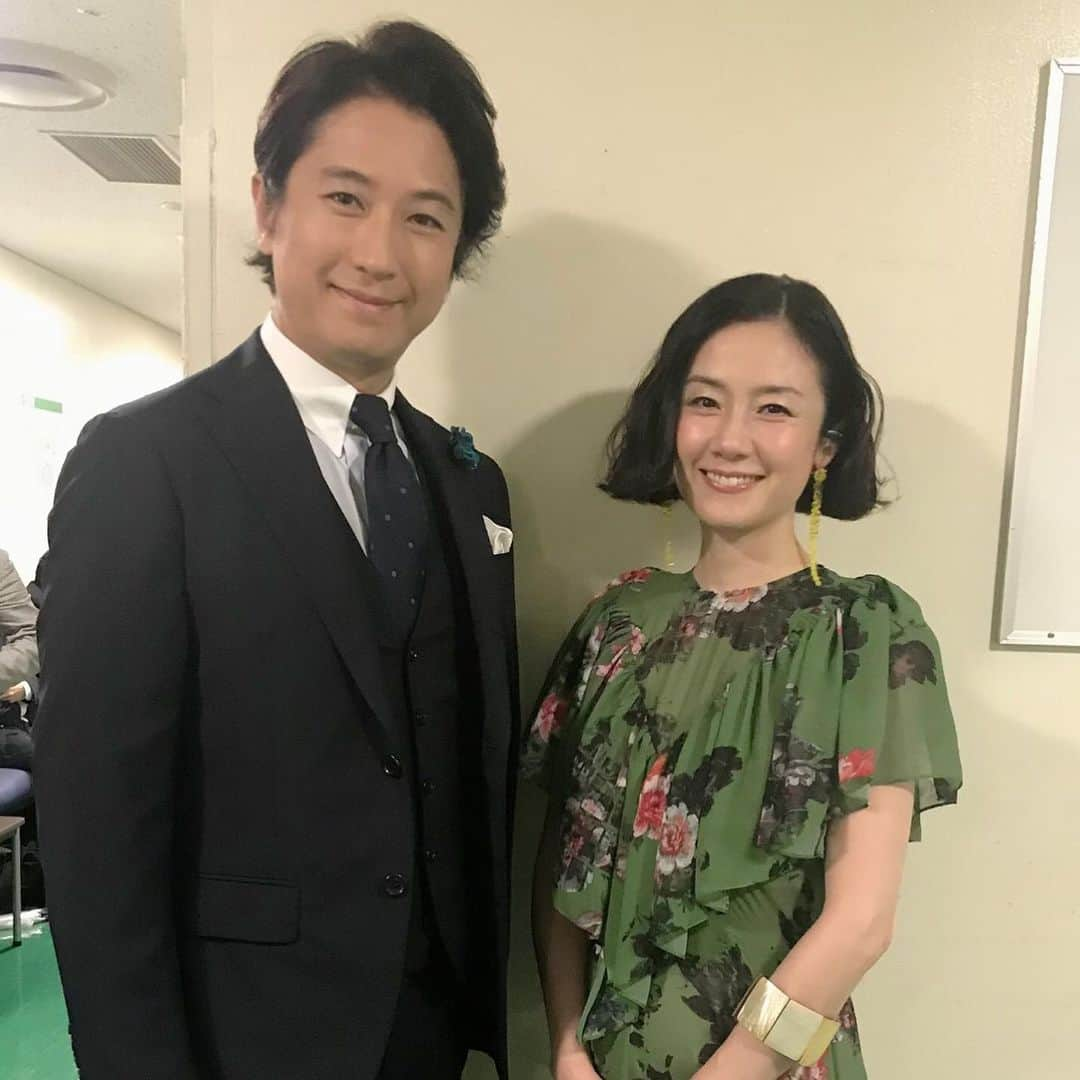 原田知世のインスタグラム：「無事に生放送終了しました‼︎ いつも素敵な谷原章介さん。 楽屋には綺麗なお花をいただきました。ありがとうございます^ - ^ そして、ギター演奏して下さったゴローさん。 素晴らしい歌を聴かせて下さった島津亜矢さん〔母が大ファンです💕） みなさん楽しいひとときをありがとうございました❤️ #うたコン#谷原章介 さん#伊藤ゴロー さん#島津亜矢 さん」