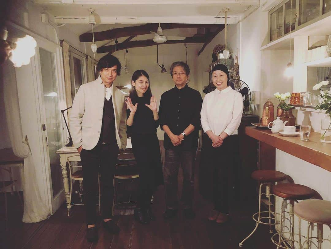 純名里沙さんのインスタグラム写真 - (純名里沙Instagram)「昨夜のツアーラスト、軽井沢Sajilo Cafe forestでの6度目のライブ♬✨ 時折、強く雨が降る夜になりましたが沢山の方々にご来場いただき、無事に終了いたしましたm(_ _)m🍀 ・ ありがとうございました‼️ ・ なんでも、毎年私がライブする日の軽井沢は雨らしく、、(⌒-⌒; ) 昨夜もしっとり、落ち着いたライブになったような気がしています。 ・ ご来場くださった全ての皆々さま、いつも応援してくださっているサジロカフェのオーナーご夫妻✨音響で力強くサポートしてくださいましたHご夫妻✨美味しいお食事を作ってくださったシェフ👨‍🍳✨に心より御礼を申し上げます‼︎ ・ そして、ツアーを通じてお世話になりました、ギタリストの笹子重治さん✨ 本当にありがとうございました&お疲れさまでございました‼︎ ・ 今回のツアーを通じて学んだ事は【決してあきらめないこと✨】 また、皆さまにお目にかかれるのを楽しみに致しておりますね^ - ^💓 ・ 写真はこちらの看板犬、ロメオくん❣️控え室として使わせて頂いたご自宅の一室にて！頭隠して尻隠さず、、な、可愛いショット😍 癒してくれてありがとう！ ・ #純名里沙 #risajunna #うた #笹子重治 #ギター #sajilocafeforest  #無事終了しました  #ありがとうございました」10月22日 21時32分 - risajunna3158