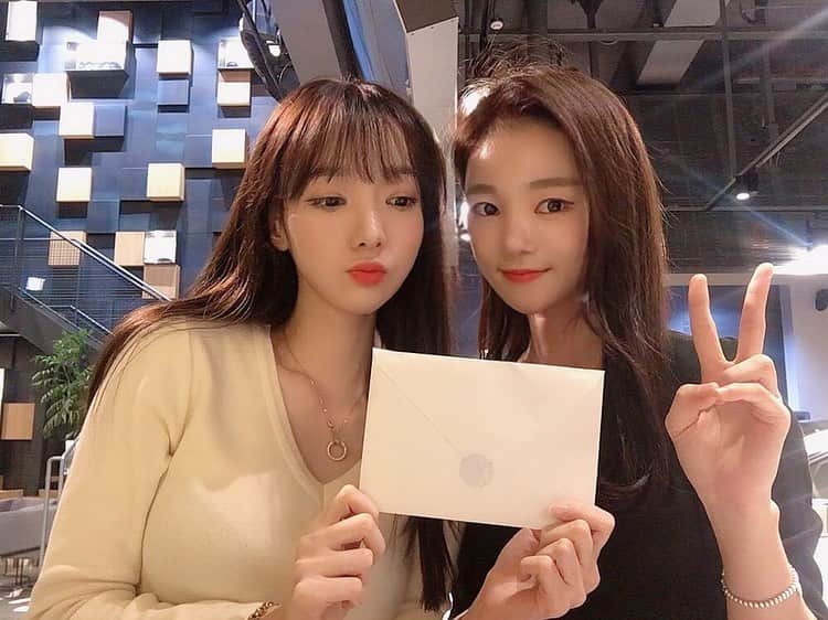 ミンヒ のインスタグラム：「내샤랑 미디👰🏻에게 청첩장 받음 행복하자 내친구❤️ . . 나 벌써 눈물나...ㅋㅋㅋㅋㅋ😭」