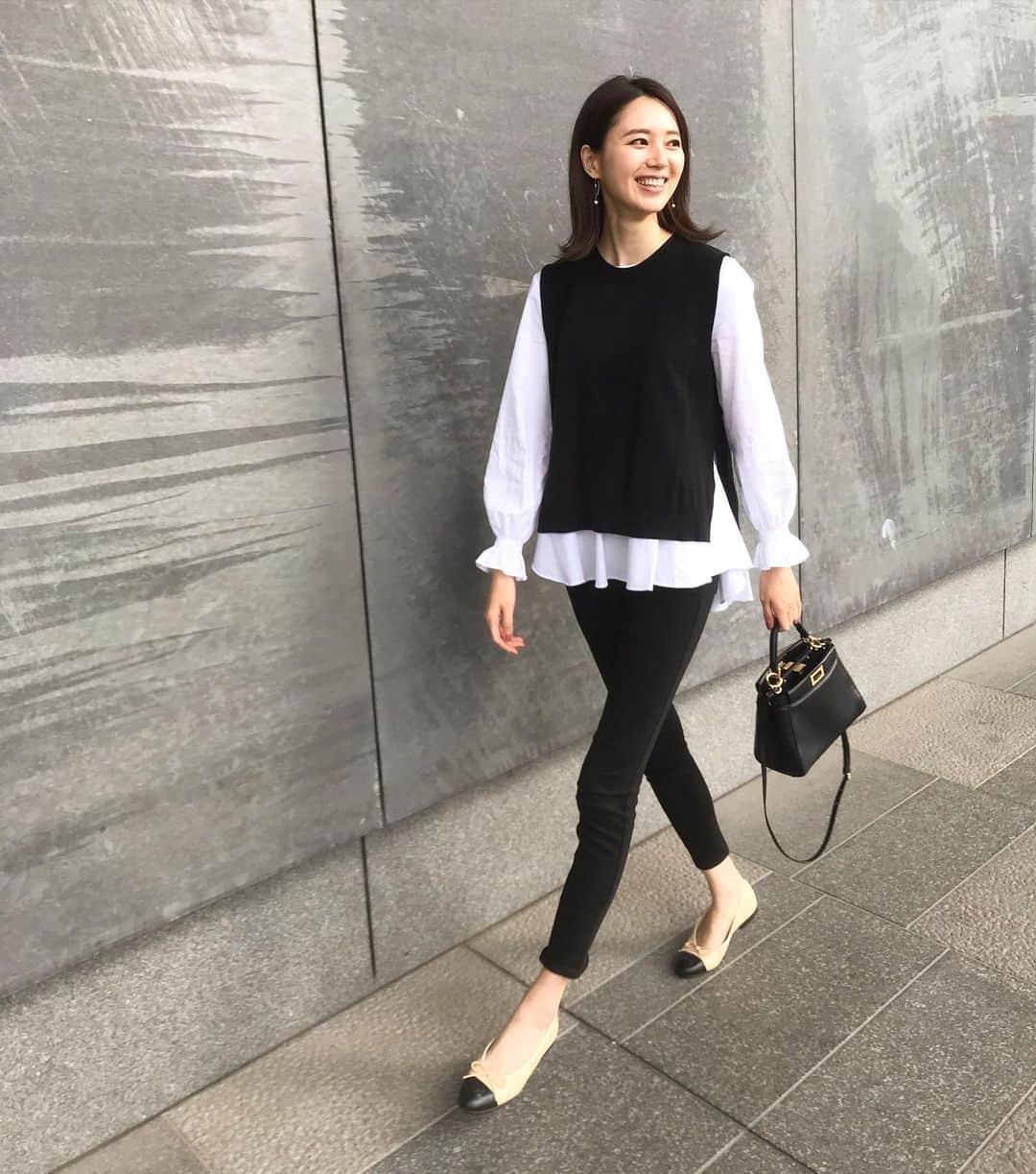 橋本まゆのインスタグラム：「基本シンプル好き♡﻿ お袖が可愛い褒められトップス﻿ 去年購入し今年は色違いも欲しいなって思ったら売り切れてた😭再入荷してくれないかな🥺﻿ ﻿ 大阪はまだそこまで寒くなかったのでこれくらいが丁度良い感じでした🍁﻿ ﻿ ハイネックとニットの出番が待ち遠しいな☺️﻿ #シンプルコーデ#秋コーデ#レギンスパンツ#ユニクロ#fashion#fendi#CHANEL」
