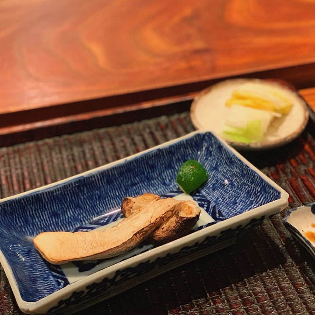 karen okajimaさんのインスタグラム写真 - (karen okajimaInstagram)「ㅤㅤㅤ ㅤㅤㅤ 北新地の牛寶さんへ☺️💓 この時期は毎年松茸の季節🍄 和歌山の立派な身がしまった松茸で 仕入れ値も凄いお値段で牛寶さんが なぜ高いかが分かるお値段。。笑 (時期によって値段が違って松茸の時期が1番高いです😂) ㅤㅤㅤ  ㅤㅤㅤ  自分で割いて食べる松茸は絶品🤦‍♀️ お肉も全て美味しくて柔らかくてとろける🥺  松茸とお肉のミルフィーユされた すき焼きが最高に幸せの味で ご飯もすき焼きもおかわりしちゃった😂💕 ㅤㅤㅤ  次は白トリュフでその次はカニさん🦀 カニも食べたいなぁ🥰  また行きます〜😌✨✨ ㅤㅤㅤ  ㅤㅤㅤ 🍖牛寶 🏠大阪市北区曽根崎新地1-2-30 柳月堂ビル　１Ｆ 📞06-6341-0029 🚃淀屋橋駅から徒歩5分 北新地から徒歩5分 [月～金] ⏰18:00～23:00 定休日  土曜・日曜・祝日 営業時間・定休日は変更となる場合がございますので、ご来店前に店舗にご確認ください。 紹介制で1人10万円～(お値段は季節によって変わります) 今回は15万円でした☺️ ㅤㅤㅤ ㅤㅤㅤ  #牛寶 #和食 #北新地和食 #大阪和食  #グルメ岡島 #岡島かれん #北新地ディナー #北新地お肉 #北新地グルメ #大阪グルメ #お肉割烹 #松茸ご飯 #松茸 #一見さんお断り」10月22日 21時43分 - karenokajima0318