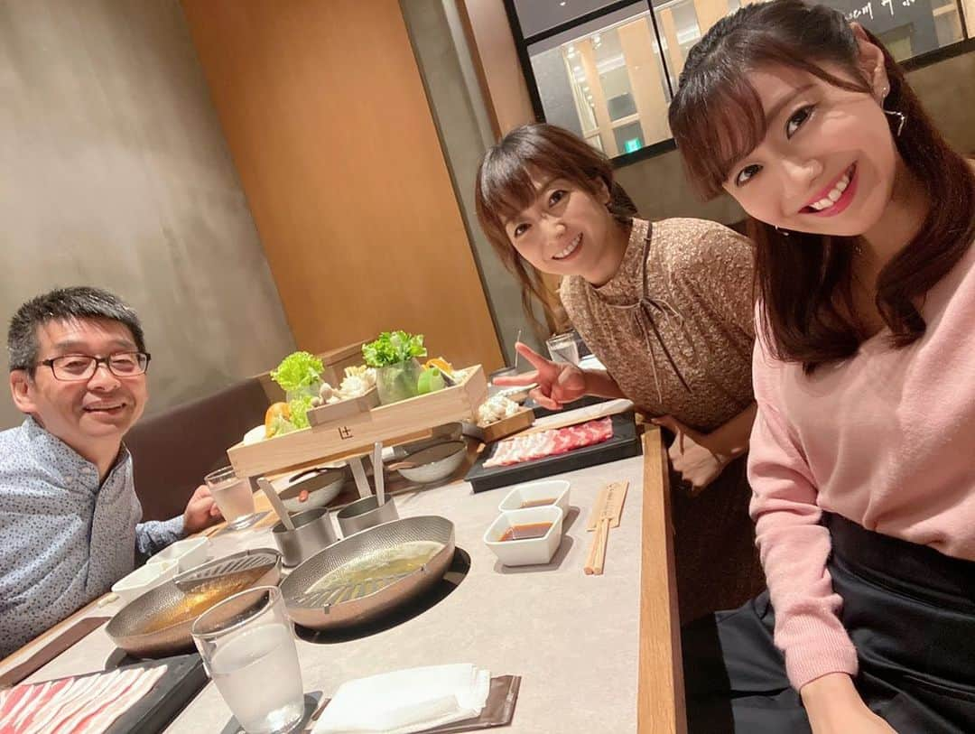 佐藤彩さんのインスタグラム写真 - (佐藤彩Instagram)「楽しいランチタイムでした✨  桜井さんと、ニュース担当だった大堀アナとともに、しゃぶしゃぶランチ😋  こちらのお店、いつものイメージで行ったところ、祝日だからいつもの平日ランチとメニューが違って… なんと今日は食べ放題メニューに！！ 「まだ食べるの？！」と桜井さんに言われつつ… たくさんおかわりしました😋  〇〇放題となると、元を取るぞと気合が入ってしまうタイプです。笑  美味しかったなぁ🥰  #ランチ #しゃぶしゃぶれたす  #食べ放題 #HBCラジオ #hbcradio #朝刊さくらい #桜井宏 アナ #HBC #アナウンサー #大堀結衣 アナ #佐藤彩」10月22日 21時43分 - hbc_ayasato