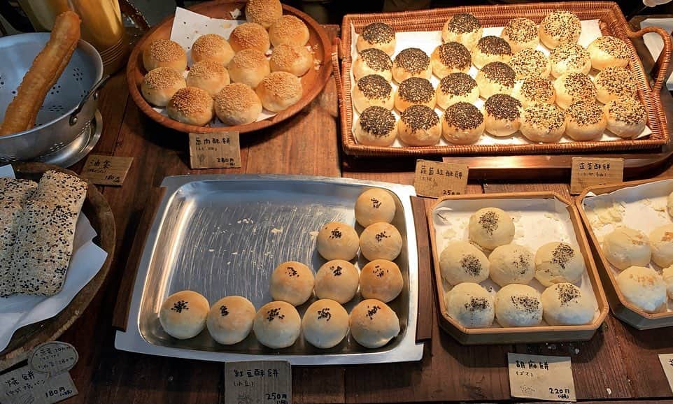 山野ゆりのインスタグラム：「少し前に五反田の東京豆漿生活で台湾式の朝ごパン🍞ここのパン達がね、美味し過ぎてもっと食べれば良かった‥！って今も後悔している😭😭💓フカフカで優しくて少しだけホロホロしていて‥👼豆乳のスープに合わせて食べるパン達、そのままパンだけで食べるのも本っっっ当に最高💓（肉饅みたいな方はかなり食べ応えあり。）２つなんかじゃ足りない。80個位オーダーするのがオススメ🤟又行こうっと✨✨ 明日も朝が早いのでもう寝るよ。明日も頑張ろうね🐶おやすみ😴😴😴 #台湾 #東京豆漿生活 #パン #朝ごはん  #🍞」