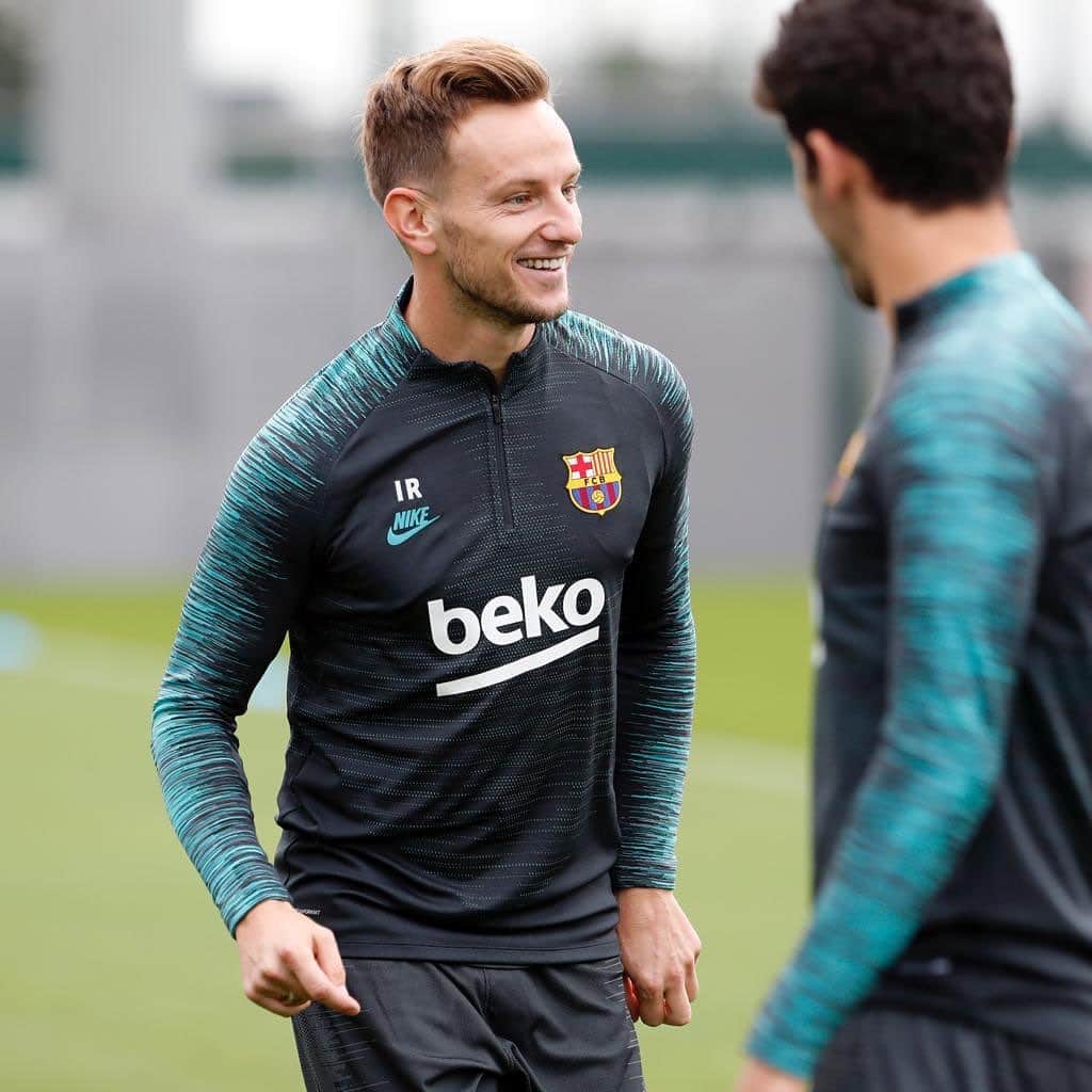 イヴァン・ラキティッチのインスタグラム：「👱🏼‍♂️😁 #siemprefuerte #ready @championsleague」