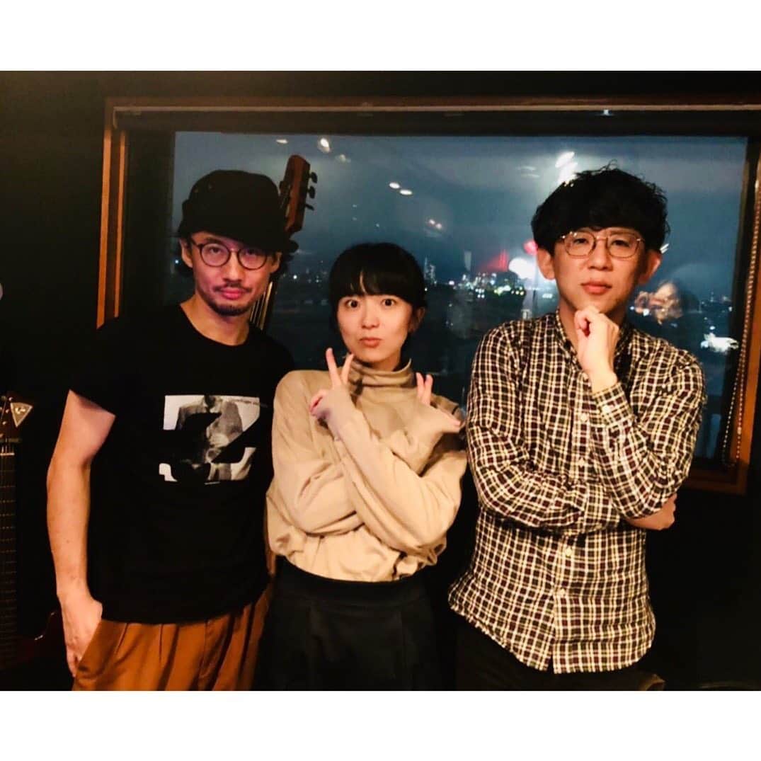熊木杏里のインスタグラム：「夜景を背に。 中国🇨🇳ライブのラストリハーサルでした。 後は行って弾く、歌う！  良い音楽になって 届きますように…  がんばろう。 みんないつもありがとう。」