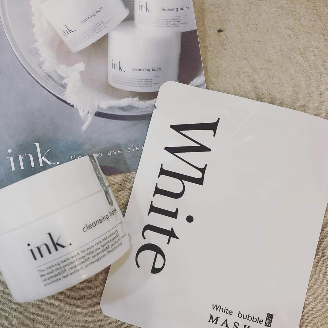 inthinkさんのインスタグラム写真 - (inthinkInstagram)「ink. クレンジングバーム、炭酸マスク 大変ご好評をいただいております☺︎ . 毎日つかっていただくものだから イイモノで洗いたい . ink.のクレンジングバームはサロン技術から生まれたワンランク上の本格クレンジングバーム。 アルガンオイル、ホホバオイルなど良質な美容オイルと、肌活力を生み出すセラミドを贅沢に配合し、洗い上がりは、潤いにあふれた素肌を実感できます。 . 季節の変わり目に起きやすい 感想や肌荒れ、敏感になりやすい この時期に是非オススメです✨ 詳しくはスタッフまで☺︎ . . #inthink #ink #cosmetics #クレンジングバーム #ホワイトバブルマスク」10月22日 13時00分 - inthink