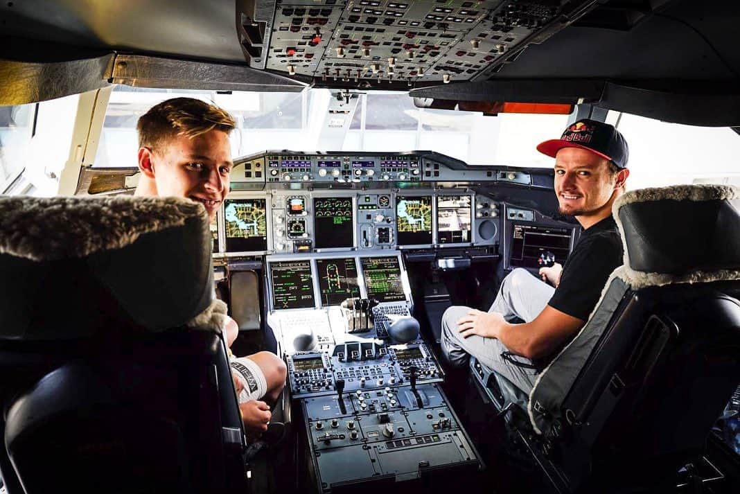 MotoGPさんのインスタグラム写真 - (MotoGPInstagram)「“Good evening passengers, this is your captain speaking!” 👨‍✈️ // Not sure if even half the passengers would have boarded had these guys really been in charge of flying the paddock to 🇦🇺😂 #MotoGP on the road to Phillip Island! #AustralianGP #🔜 #Racing #DownUnder #NewPilot #BumpyLanding #SavedItOnTheElbow」10月22日 13時02分 - motogp
