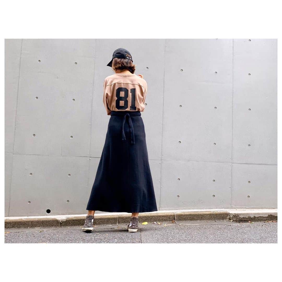 のインスタグラム：「Tops(1枚目)/ Football T(tan) Tops(2枚目)/ Herfee big sweat(grey) Skirt/ Waffle wrap skirt(black) ワッフルラップスカートの着回しコーデ。 トップの合わせ方によって紐の結び方を変えて着回せます。 程よくルーズなサイズのフットボールTは一見シンプルなTシャツですが、バックスタイルが👍 しっかりとした生地感が展示会でも好評でした。 定番のビッグスウェットからは新色登場。 パンツでもスカートでもボトム合わせがしやすい持っていると便利なシンプルスウェットです。 黒CAPのロゴは白刺繍です。 *予約特典ありの予約会は25日(fri)13時までです。  #fashion #style #herfee #herfee2020ss #herfee_official」