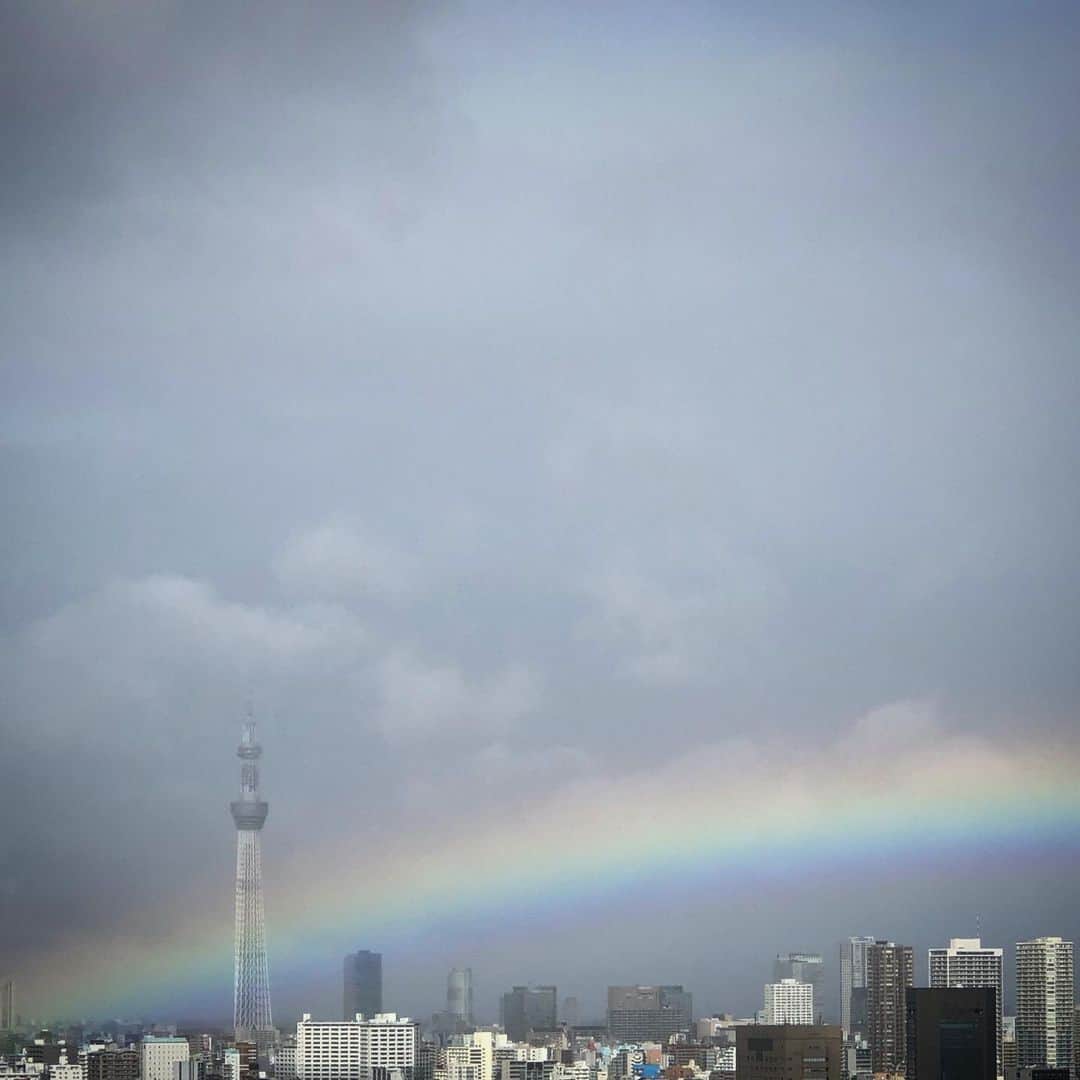 行正り香さんのインスタグラム写真 - (行正り香Instagram)「大きな虹です。#rikayukimasa #行正り香 #虹」10月22日 13時08分 - rikayukimasa
