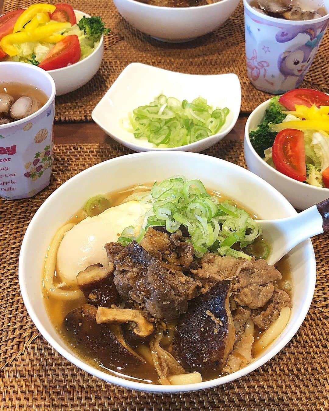 みきママさんのインスタグラム写真 - (みきママInstagram)「【しいたけ肉うどんです〜！！】. . . . . お義母さん、帰りました〜！！お義母さんが冷蔵庫に余らせてくれた食材を寄せ集めて肉うどんにしました。牛肉や、ひき肉、しいたけがたっぷりです！！. . . . . 杏ちゃん「うどんがにげちゃう〜」ってさ。うどんって暴れるよね。 . . . 雨がやんだから、今日はウインドーショッピングに出かけよう！！. . . . #肉うどん #椎茸 #ランチ」10月22日 13時13分 - mikimama_official