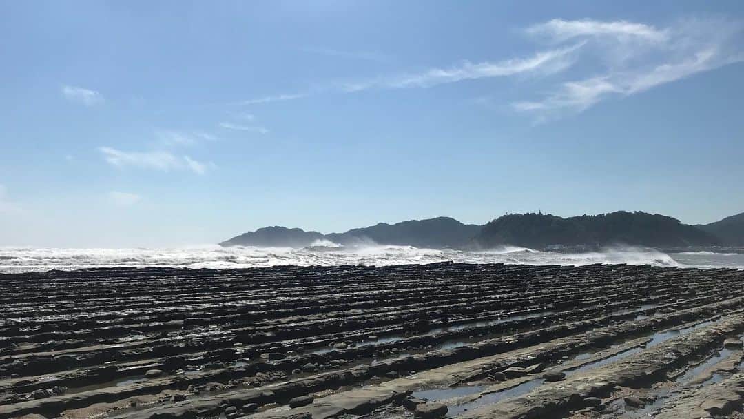 大村 奈央さんのインスタグラム写真 - (大村 奈央Instagram)「ありがとう宮崎の海🌅🌴☀️ もうすぐ鹿児島〜もうすぐ大分の所まで色んな海でサーフィンをして、綺麗な山に囲まれた海をたくさん見れました。波を探し求めて探検した時間は濃厚でした🚗🚶‍♂️ また、自分もそうだったように、サーフィンを全然知らなくて生で見た事のなかった方達に、サーフィンを海で見て楽しんでもらえる機会が沢山あった事はとっても嬉しかったです😊（ビデオは全部サーファーじゃない方達が撮ってくれたり編集してくれたもの😆🎥） 影で支えてくれる方、会えるのを楽しみにしてくれる方、快く受け入れてくれた宮崎の方達、ありがとうございました🌟  So many beautiful places in Miyazaki 🇯🇵🐟⛰🌊🥩🍚」10月22日 13時41分 - naoomura