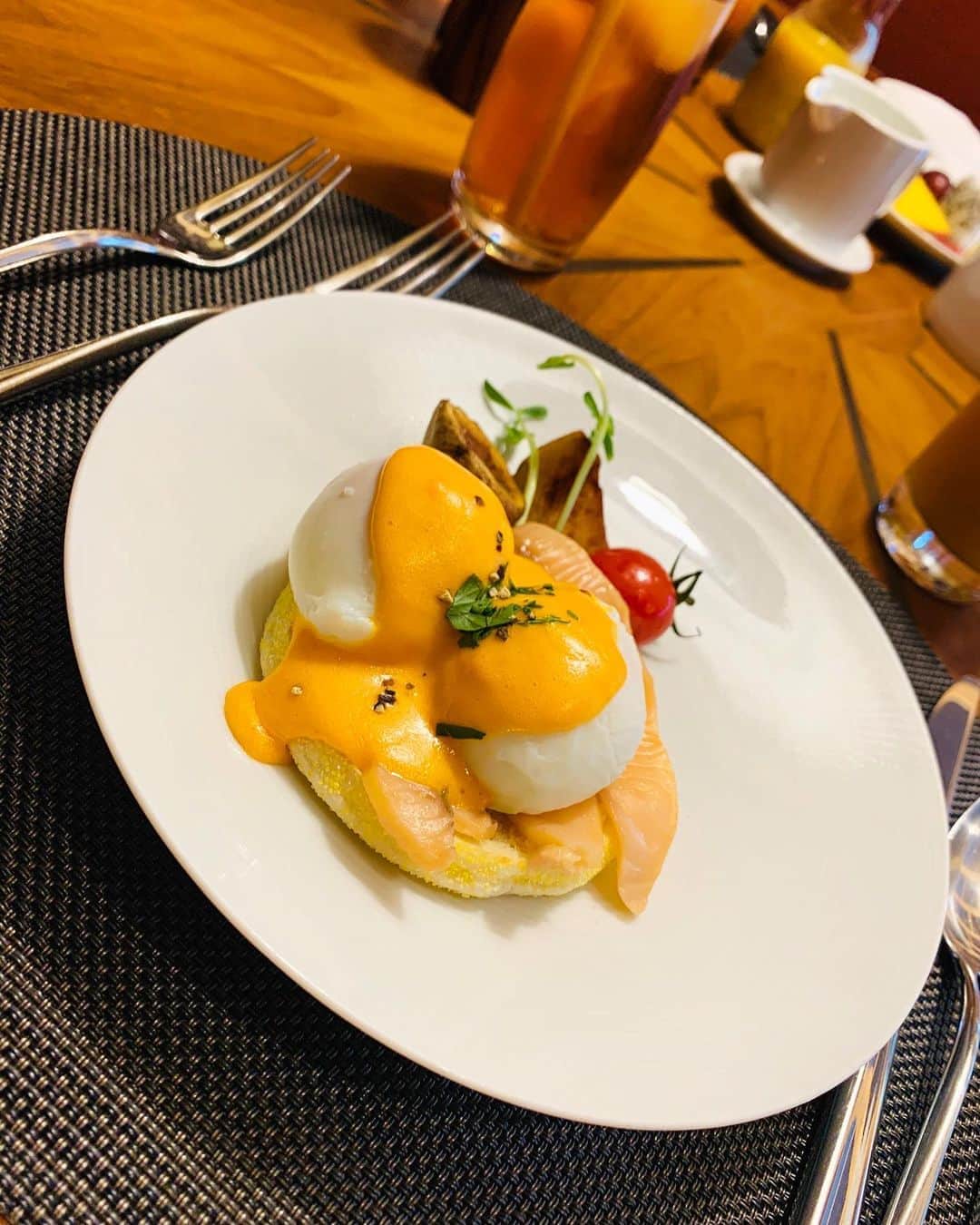 吉野マリアさんのインスタグラム写真 - (吉野マリアInstagram)「. eggs benedict 🤤💖 . . #morning #eggsbenedict #yummy #eggs #fourseasons #kyoto #ovos #cafedamanha #delicia #エッグベネディクト #モーニング #フォーシーズンズホテル京都」10月22日 13時36分 - maria.919