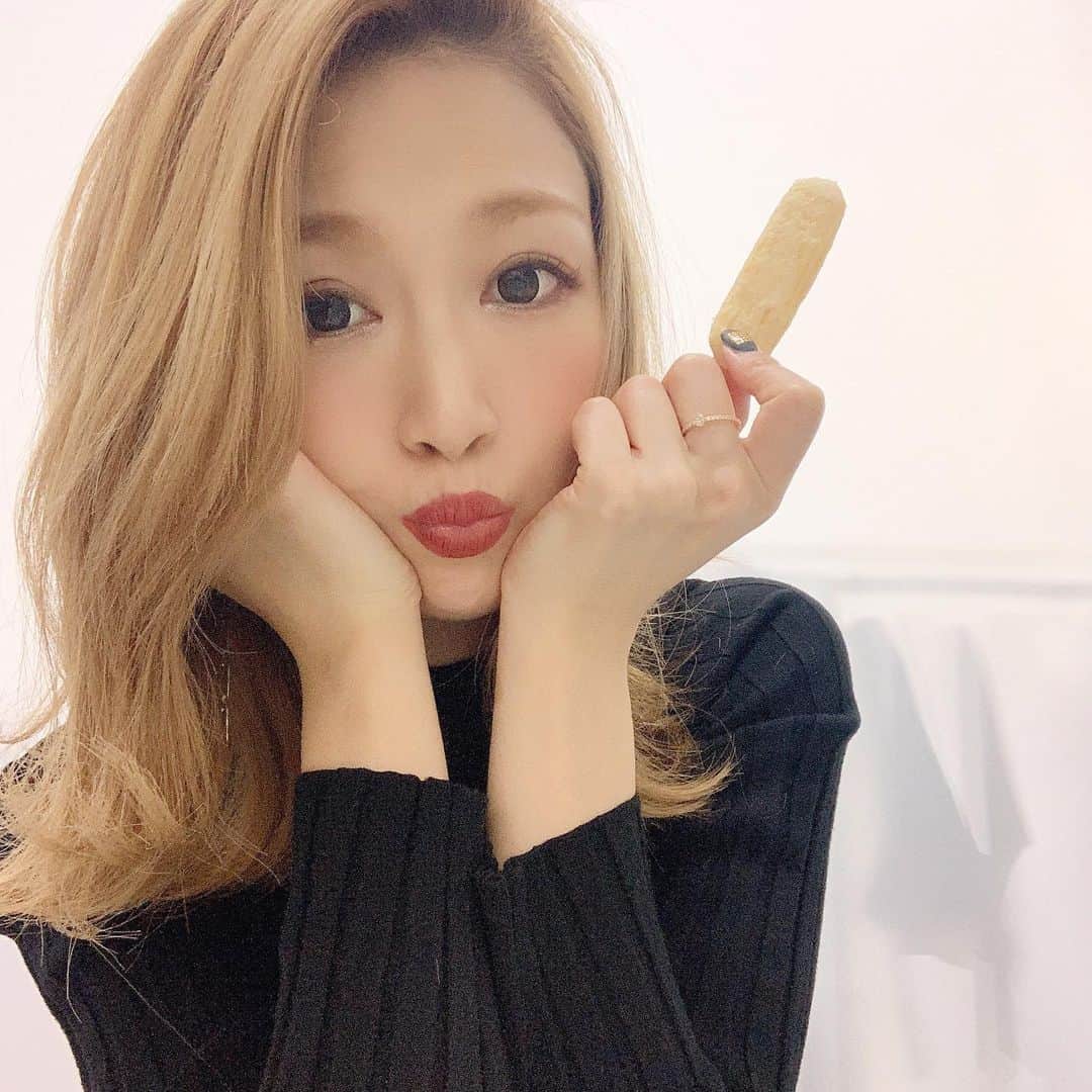 のインスタグラム：「これから撮影📷  待機中に 大好きなハッピーターンパウダー250%❣️ あと、お家から持ってきたゆかりおにぎり🍙  皆さん良い午後を〜〜💋 #goodafternoon #撮影#ファッション#スタジオ#ハッピーターン#お菓子#たまに食べたくなる#happy #fashion #instagram#instagramjapan #instafashion」