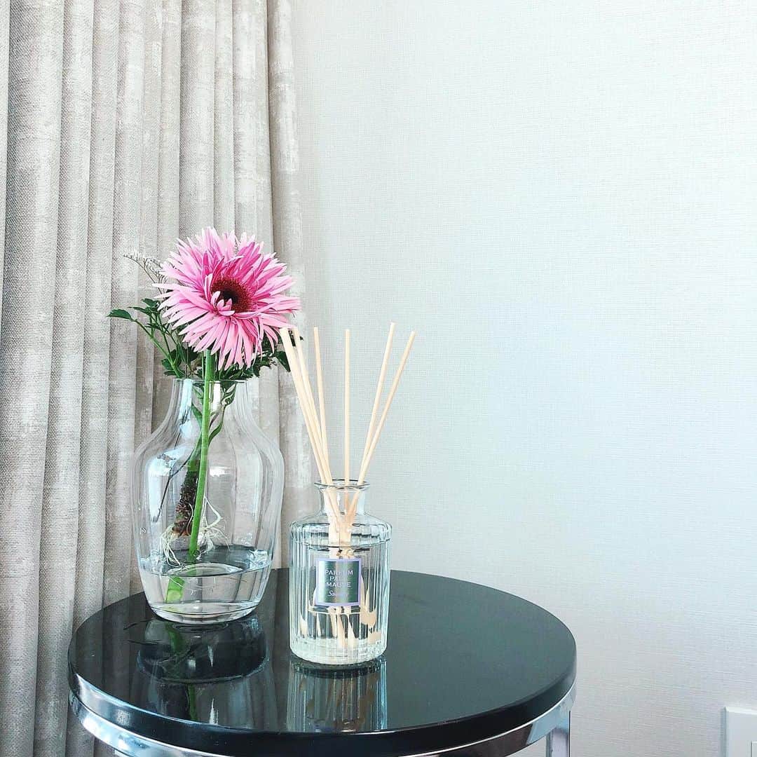 磯部奈央さんのインスタグラム写真 - (磯部奈央Instagram)「空間づくり♡ . わたしはお家で過ごす時間が一番長いし、何よりお家がだいすきなんです😆 . だからこそ、心地よい空間づくりをしたいなって思ってて、お花を飾ったりお気に入りの香りのディフューザーを置いたりしてます🌸 . 香るスティックパルファムのペールモーブという香りは初めて使ったのですが、まるで香水のようないい香り☺︎✨ . この付近を通るたびに、気分が高まります☺️♡ . . . #香り #インテリア #部屋 #花 #花瓶 #sawaday #sawaday香るスティック #香るスティック #香るstick #香り好きな人とつながりたい #香りのある生活 #インテリアフレグランス #パルファムノアール #パルファムペールモーブ #pr」10月22日 13時48分 - nao_isobe729