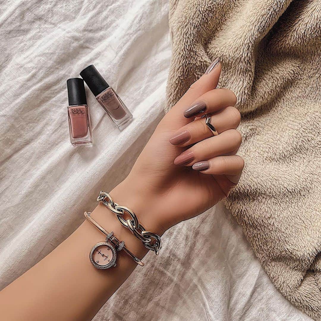 のインスタグラム：「. ここ最近はずっとセルフネイル💅﻿ ネイルホリックの色味が優秀すぎて﻿ ついつい買い揃えちゃう🤤﻿ ﻿ アクセサリーも最近かわいいのあると﻿ ついついすぐに買っちゃうぅぅ﻿ リング ﻿ @sheer_inc  時計﻿  @clareo_official  ブレスレット﻿  @ant__official . . #手元くら部 #セルフネイル#ネイル#ネイルホリック#指輪#ブレスレット#リング#腕時計#シルバー925#clareo_official #clareo」