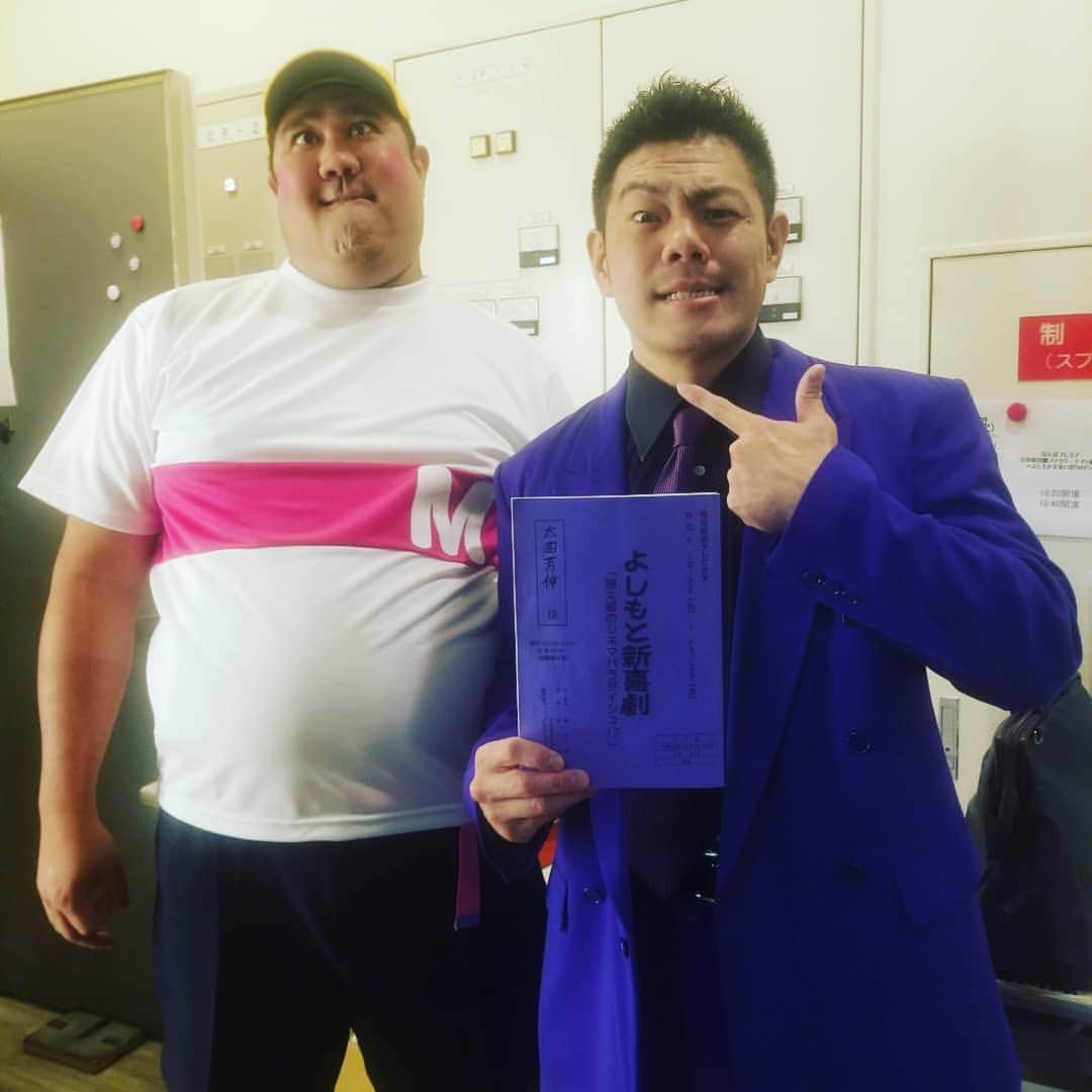 太田芳伸のインスタグラム：「今週、10月22日(火)～29日(火)まで NGKにて 諸見里リーダーの新喜劇出てます‼️ 台本の色と一緒の色で頑張ってます❗  良かったらジェヒ‼️ 見に来て シュポシュポシュポポ‼️」