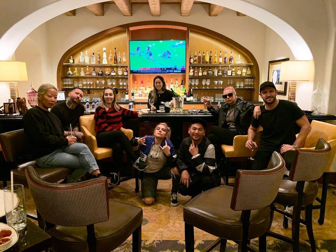 レディー・ガガさんのインスタグラム写真 - (レディー・ガガInstagram)「When there’s no bartender so your squad stages a heist #OceansGaga」10月22日 14時13分 - ladygaga