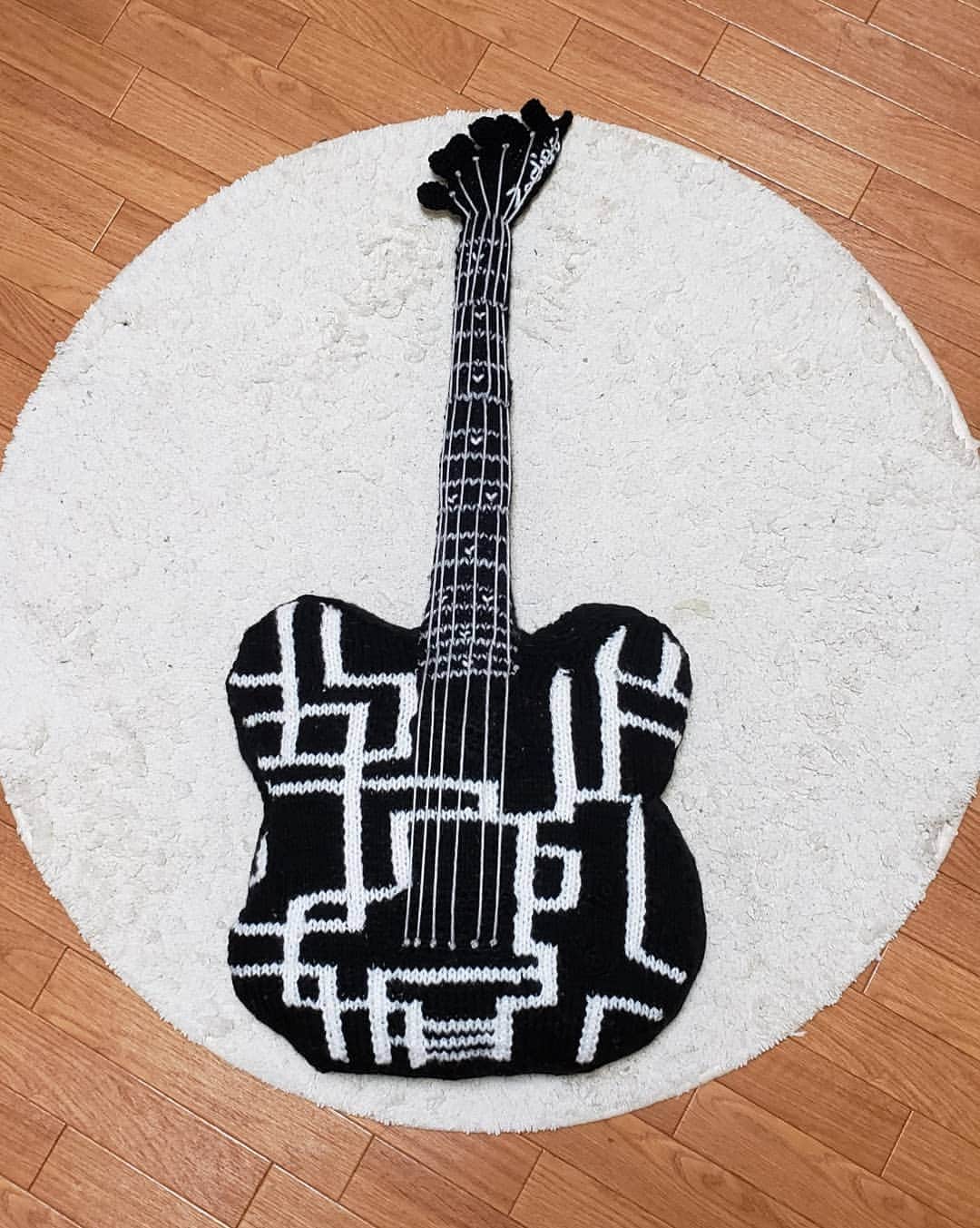 アイパー滝沢さんのインスタグラム写真 - (アイパー滝沢Instagram)「新作編み物作品52 『HOTEIモデルギター』 念願の『HOTEIモデル』のギターを手にしたホゥ。本物は買えないから編んだよホゥ。格好いいね！編み物って何でも作れちゃうから楽しいホゥ。10/29のウチのガヤがすみません！見てねホゥ。布袋寅泰さんに届きますように！ホゥ。 #handmade #knitting #Crochet #guitar #編み物 #布袋寅泰 #ZodaicWorks #TCHOTEI #ハマナカボニー #rock #すてきにハンドメイド講師 #任侠者 #ピン芸人 #リフ編みおざぶバッグ#knitting_art」10月22日 14時21分 - t.aipa
