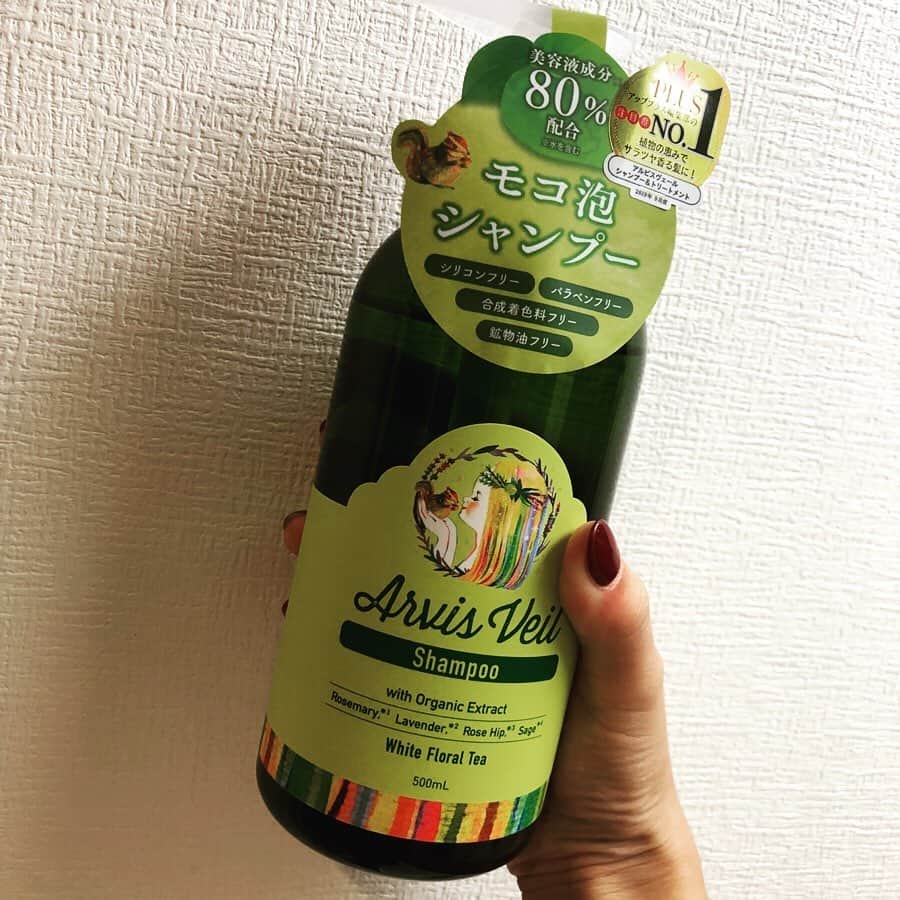 山中絢子のインスタグラム：「アルビスヴェールのシャンプーをオススメされたので使ってみてます❤️ 今年の旅行で海水と紫外線で痛んでしまった髪もしっとりまとまるのでいい感じです😊 人を選ばないいい香りなので家族で使ってます〜！✨ ㅤ ㅤ 私のようにカラーしてる方にもオススメです✨時間のないママさんにも！！！ #arvisveil #アルビスヴェール #シャンプー #ヘアケア #ヘアメンテ #ロフト #モコ泡 #トリートメント #髪質改善 #美容 #新商品 #美髪」