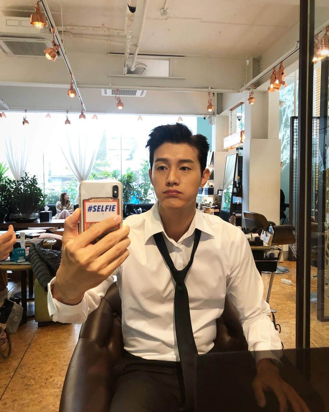 イ・ギウさんのインスタグラム写真 - (イ・ギウInstagram)「💇🏻‍♂️ #selfie #기우리 #폰케이스 #롱디렉션  #날씨보소」10月22日 14時29分 - lee_kiwoo