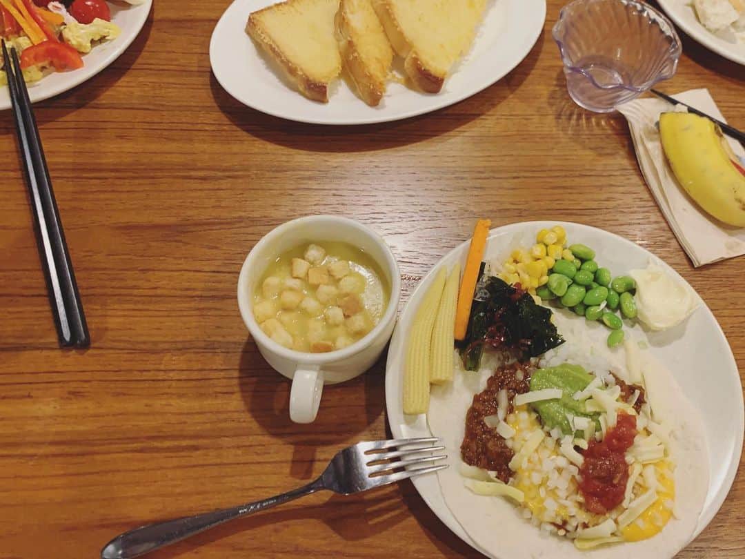 中村愛さんのインスタグラム写真 - (中村愛Instagram)「🍽♡ ・ ・ ・ 昨日ホント1年ぶりくらいに #シズラー #sizzler に行ったよー⭐️ #チーズトースト やっぱり美味しかったなぁ✨ 自分で作る #タコス🌮 が好き過ぎて何度も作っちゃったよ〜‼️ #コーンスープ大好き」10月22日 14時29分 - nakamuramura_ai