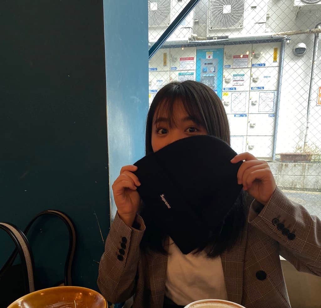 江野沢愛美さんのインスタグラム写真 - (江野沢愛美Instagram)「ふわふわのニット帽を贈呈しました。✈️♥️ いつかお酒も飲もうね〜 #可愛い妹 #大好きよ😘 #帽子私も同じの買おうかなと悩んだ」10月22日 14時42分 - enosawa_manami