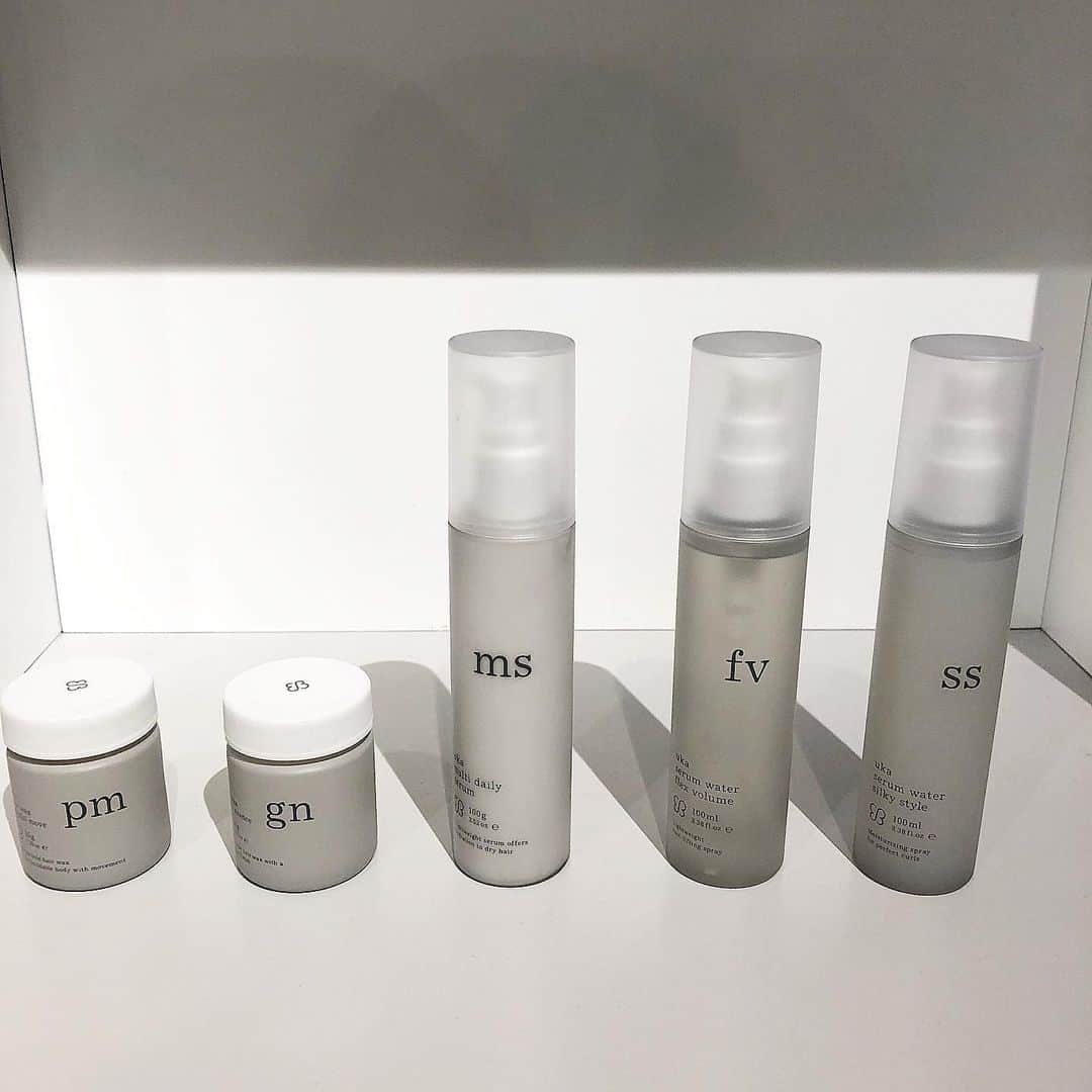 のインスタグラム：「＼ukaから、新ヘアスタイリングアイテムが登場します！／ 特長は、ukaならではの美容成分と、スタイリング力！キューティクルを整えながら、ハリコシを失った髪を健やかにスタイリングしやすい状態へ導く浸透性アミノリペア成分（保湿）※1をはじめ、豊富な美容成分をアイテムごとに配合。まるでアウトバストリートメントのようにケアしながら、スタイリングを叶えます。 ナチュラルな成分でありながら、仕上がりや使用感の良さもとことん追求！欲張りなヘアスタイリングアイテムが揃っています！ ＼ラインアップはこちら（画像右から）／ ◆「uka セラムウォーター シルキースタイル（100ml ￥3,000税抜）」 スタイリングやブロー前の下地として使用することで、手入れの行き届いたスタイルに整えます。シルク由来成分※2が毛髪表面をコート、補修し整えることで、なめらかで弾む仕上がりに。 ◆「uka セラムウォーター フレックスボリューム（100ml ￥3,000税抜）」 メリハリの効いたスタイルに仕上げるミスト。根元にスプレーして揉み込むだけのテクニックいらずで、ふんわりボリュームアップを叶えます。 ◆「uka マルチデイリーセラム（100ml ￥3,000税抜）」 乾いた髪になじませ、手ぐしやコームでのばすだけで、潤いとまとまりがあり、手をかけたような上質なニュアンスと心地よさが続きます。アホ毛や顔回りの短い毛などをなじませるのにも◎。 ◆「uka ヘアワックス グロッシーニュアンス（35g ￥2,600税抜）」 程よくみずみずしいウェット質感とツヤを与えるワックス。時間が経ってもベタつかず、扱いやすい髪へ。 ◆「uka ヘアワックス プレイフルムーブ（35g ￥2,600税抜）」 扱いやすいテクスチャーと適度なセット力で、思いのままのヘアスタイルに。整髪料の洗い流し問題に着目し、水で洗い流しやすいよう設計されているのも素敵！ ★★★ すべて10月23日より発売スタートです！（一部先行発売あり） ※1 ジラウロイルグルタミン酸リシンNa　※2 （ジヒドロキシメチルシリルプロポキシ）ヒドロキシプロピル加水分解シルク #ウカ#uka#ヘア#スタイリング#ヘアスタイリング#スタイリング剤#ヘアスタイル#美髪#natural#ナチュラル#ヘアケア#新商品#コスメ好きさんと繋がりたい#コスメレポ#bitekicom」