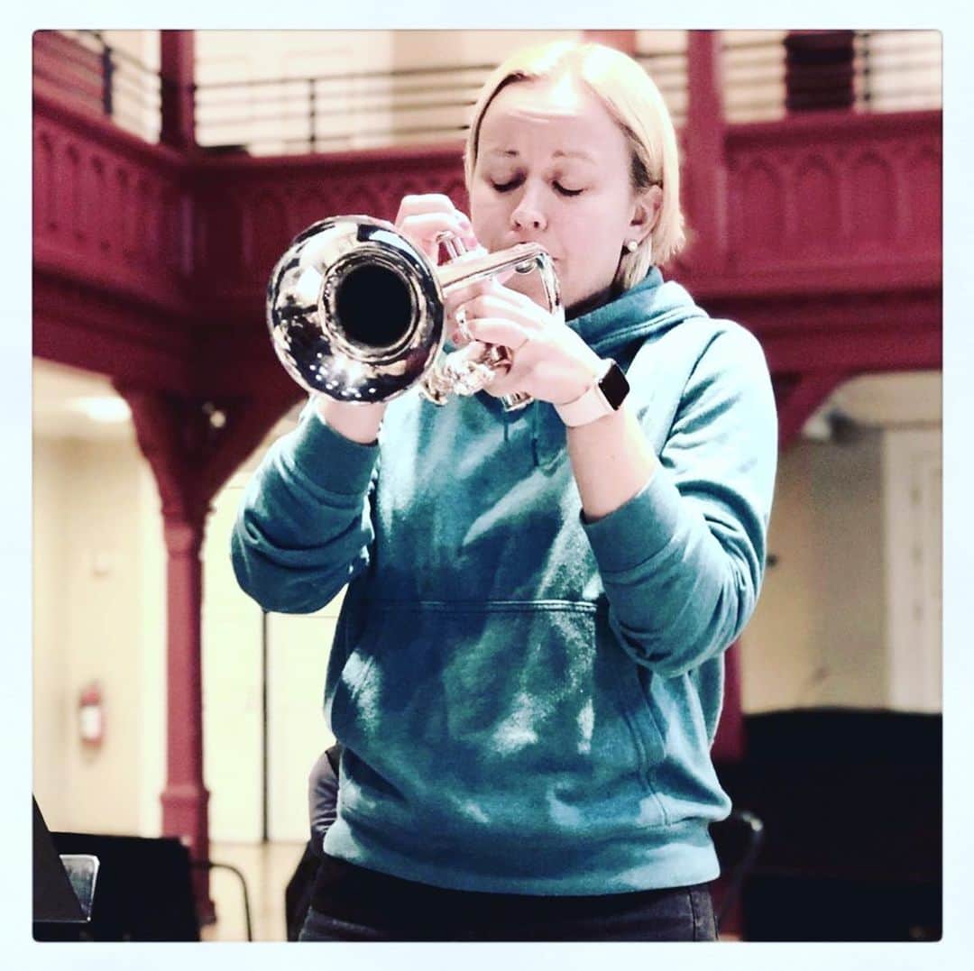 ティーネ・ティング・ヘルセットのインスタグラム：「I’m in Trondheim playing and directing @luftforsvaretsmusikkorps 😎🎺 It’s a new experience for me and I’m enjoying it so much! Concert at 20:00 on Thursday at Vår Frues Kirke 🥳 The theme of our program is my childhood and upbringing in wind bands 💃🏼 #norwegianairforceband #allesnakkerkorps #playanddirect」