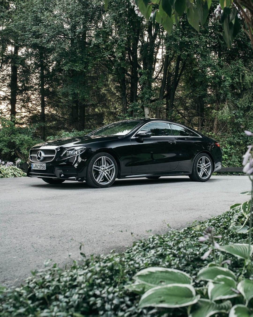 メルセデス・ベンツさんのインスタグラム写真 - (メルセデス・ベンツInstagram)「Out in the countryside with a timeless yet sporty Mercedes-Benz E-Class Coupé. #MercedesBenz #EClass #CarsOfInstagram #MBCar #coupé 📸 @denniemaxpfau & @vandraack for #MBsocialcar」10月22日 15時00分 - mercedesbenz