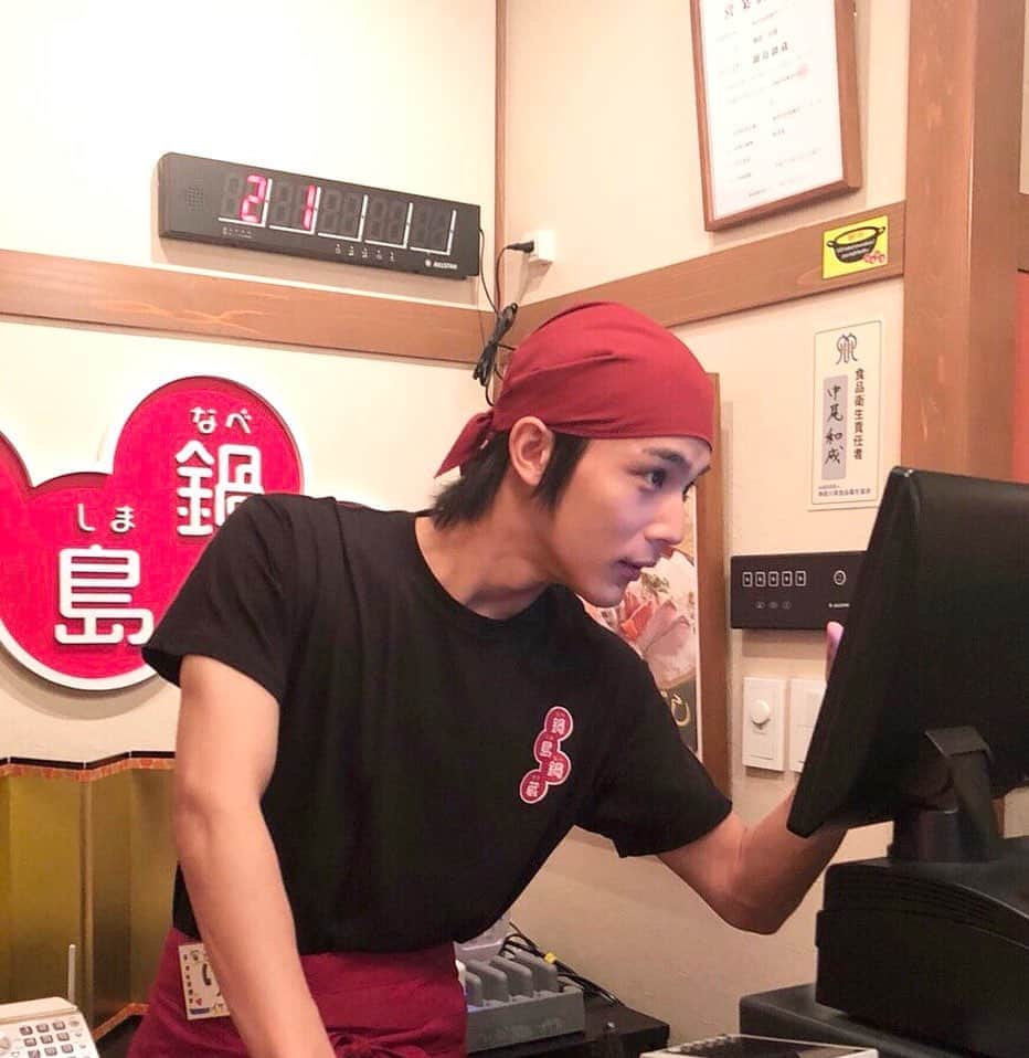 【公式】G線上のあなたと私のインスタグラム：「_﻿ 放送まであと7️⃣時間✨﻿ ﻿ 第2話の予告動画を見て、﻿ 気になっていた人も多いはず…？！﻿ ﻿ #大学生理人くん バイト始めました💁🏻‍♂️﻿ お店の名前は #鍋島鍋蔵🍲﻿ 居酒屋さんのようですね😉😉﻿ ﻿ 料理運んだり、レジ打ちしたり、﻿ 忙し忙しーー💨💨💨﻿ ﻿ #鍋島鍋蔵行ってみたいな﻿ #理人くん営業スマイルとかするのかな﻿ #也映子さんや幸恵さんもそりゃ来たくなる﻿ #G線上のあなたと私﻿ #本日よる10時から第2話放送 #中川大志」