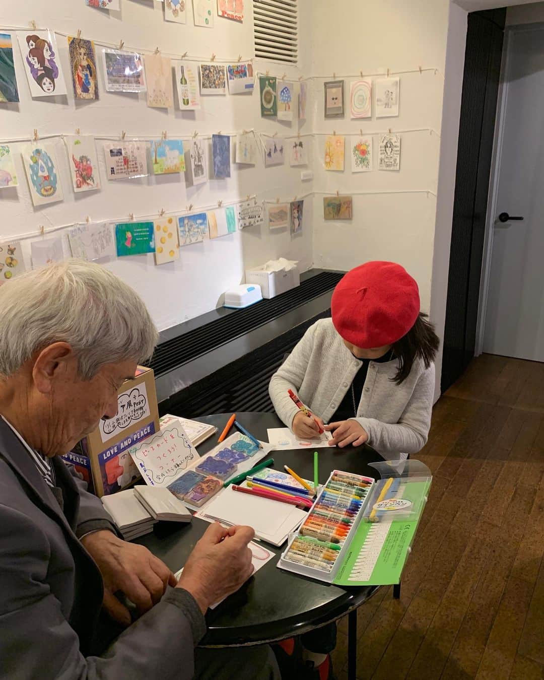 五月女ケイ子のインスタグラム：「はるのお友達たちとPEACE CARD展に来ています。会場でも、ピースカード制作中。」
